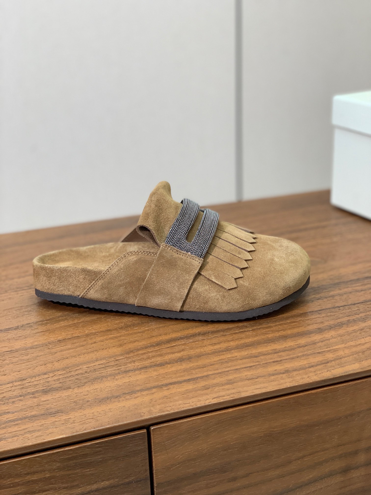 【BRUNELL* CUCINELL*】流苏半包拖鞋。材质：进口环保牛绒➕ 纯手工串联珠链配饰。橡胶大底