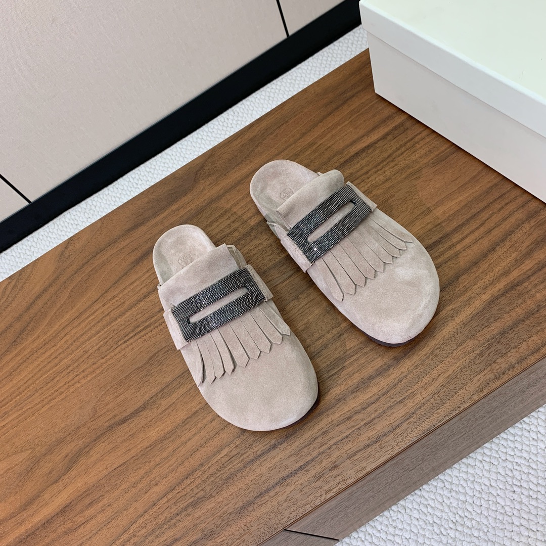 【BRUNELL* CUCINELL*】流苏半包拖鞋。材质：进口环保牛绒➕ 纯手工串联珠链配饰。橡胶大底