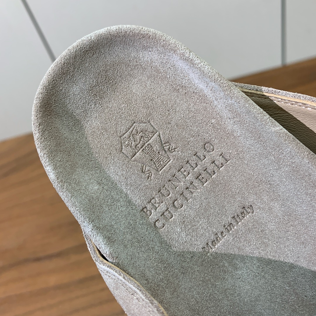 【BRUNELL* CUCINELL*】流苏半包拖鞋。材质：进口环保牛绒➕ 纯手工串联珠链配饰。橡胶大底