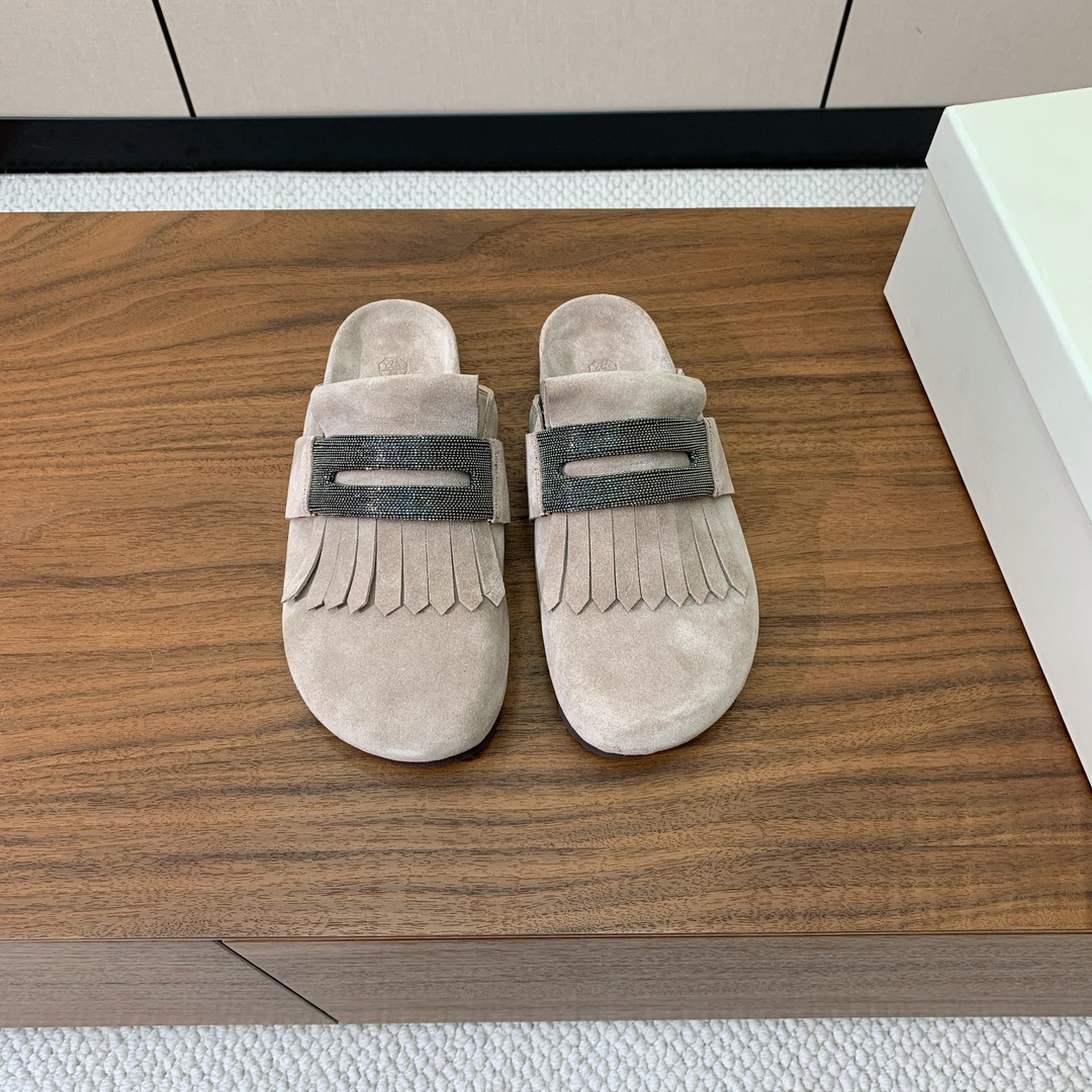 【BRUNELL* CUCINELL*】流苏半包拖鞋。材质：进口环保牛绒➕ 纯手工串联珠链配饰。橡胶大底