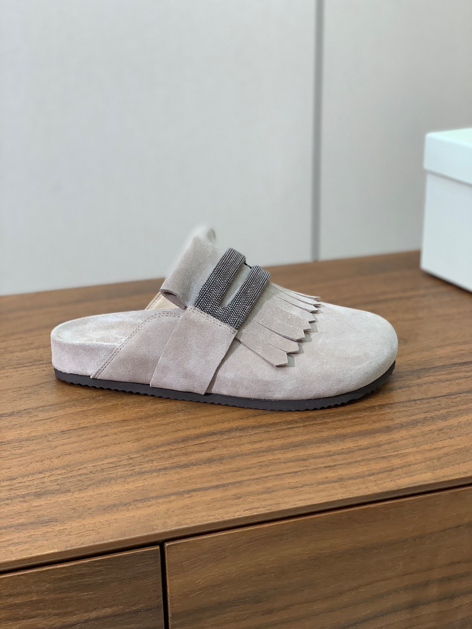 【BRUNELL* CUCINELL*】流苏半包拖鞋。材质：进口环保牛绒➕ 纯手工串联珠链配饰。橡胶大底