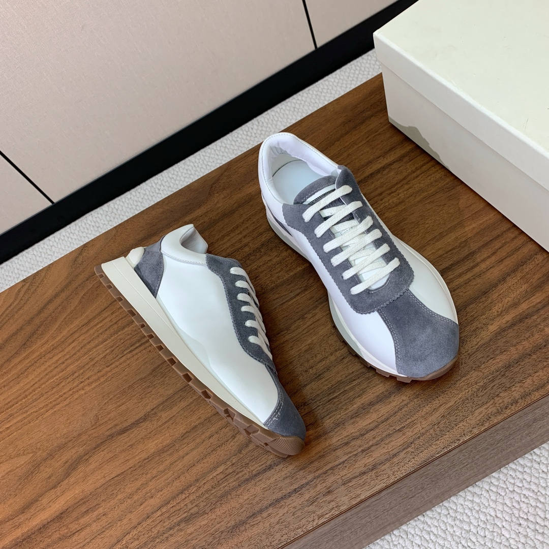 【Brunell* Cucinell*】休闲运动鞋。鞋面采用进口牛绒，牛皮。纯手工串联珠链配饰！羊皮内里