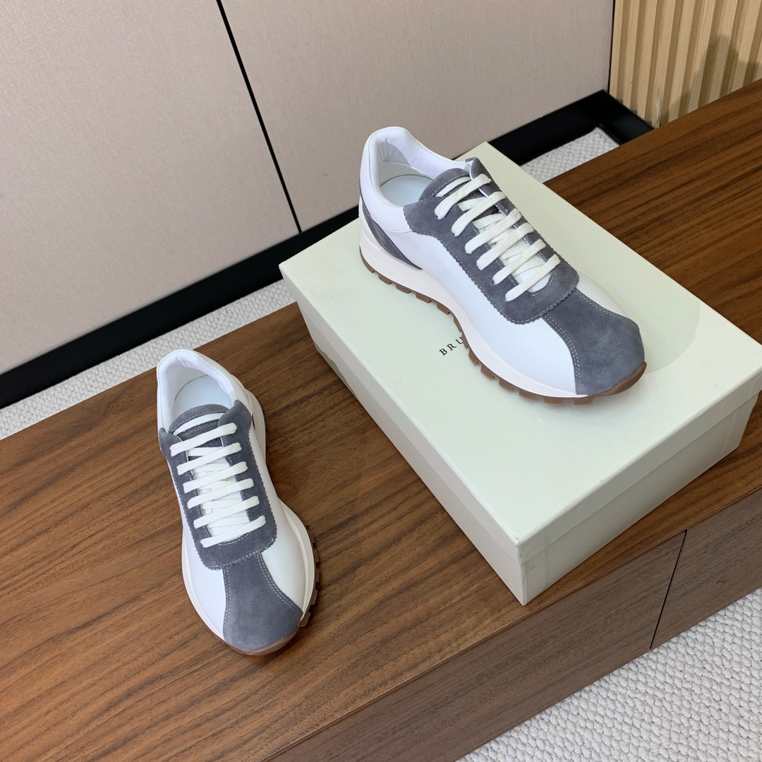 【Brunell* Cucinell*】休闲运动鞋。鞋面采用进口牛绒，牛皮。纯手工串联珠链配饰！羊皮内里