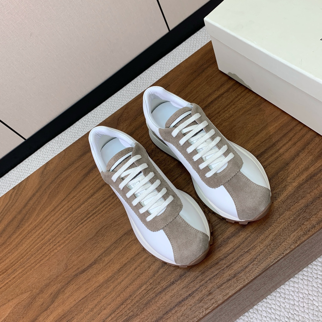 【Brunell* Cucinell*】休闲运动鞋。鞋面采用进口牛绒，牛皮。纯手工串联珠链配饰！羊皮内里