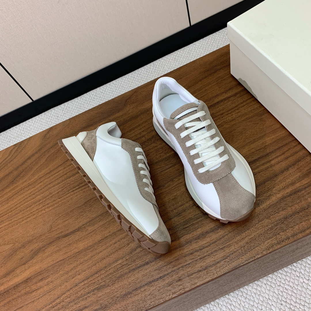 【Brunell* Cucinell*】休闲运动鞋。鞋面采用进口牛绒，牛皮。纯手工串联珠链配饰！羊皮内里