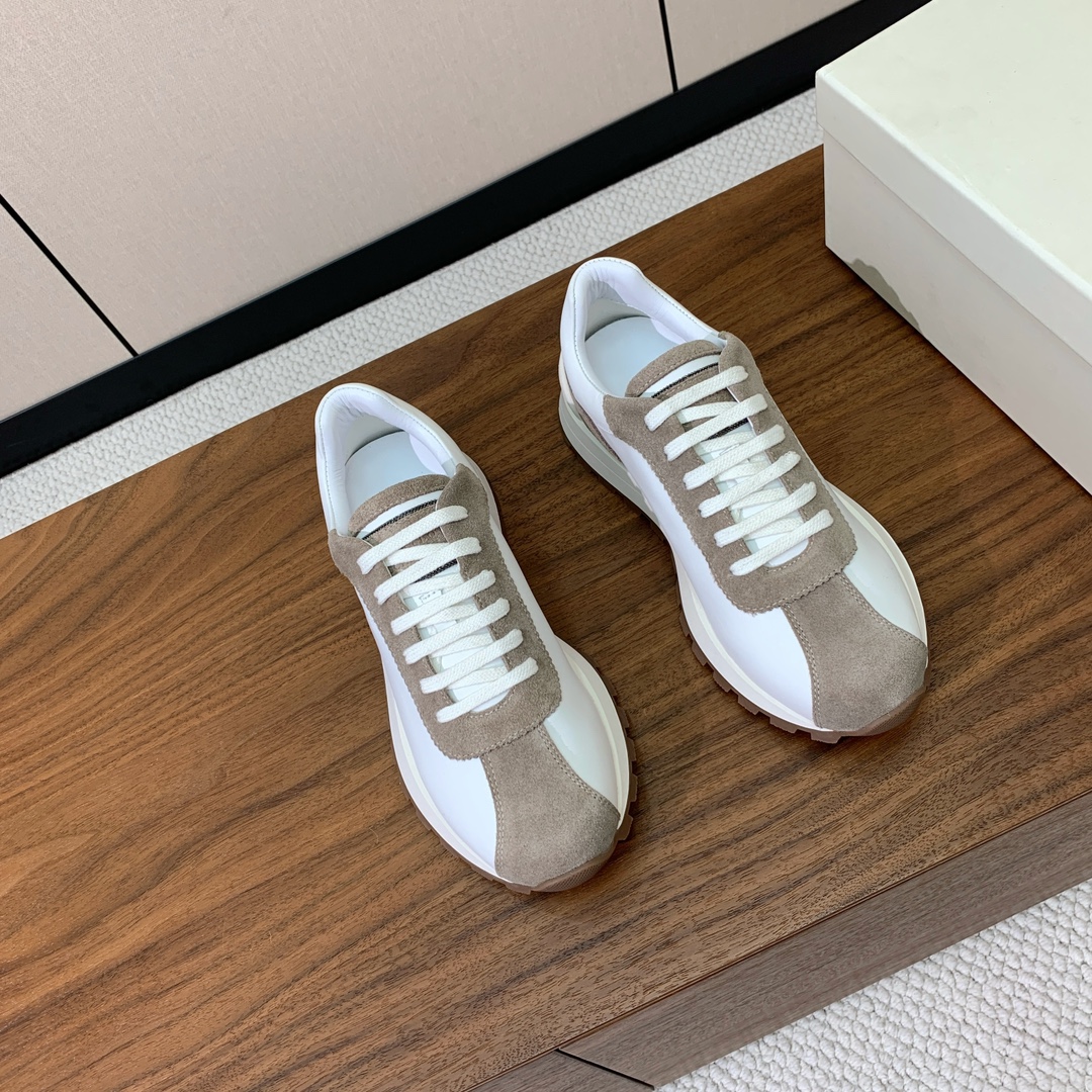 【Brunell* Cucinell*】休闲运动鞋。鞋面采用进口牛绒，牛皮。纯手工串联珠链配饰！羊皮内里