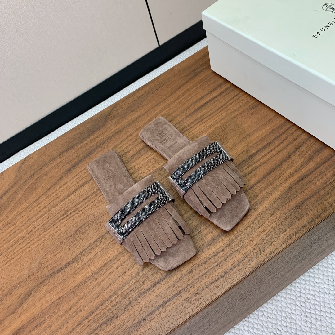 【BRUNELL* CUCINELL*】流苏平底拖鞋。材质：进口环保牛绒➕ 纯手工串联珠链配饰。真皮大底