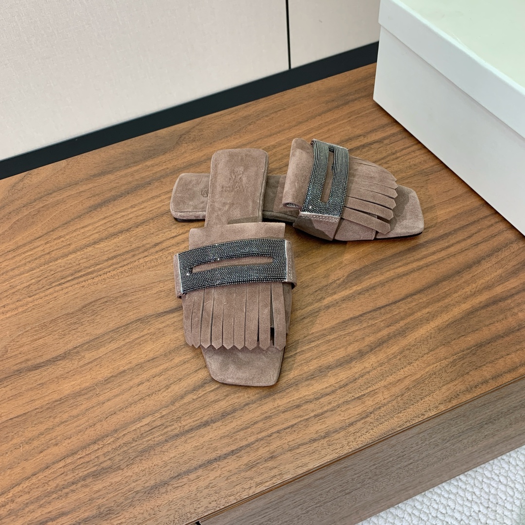 【BRUNELL* CUCINELL*】流苏平底拖鞋。材质：进口环保牛绒➕ 纯手工串联珠链配饰。真皮大底