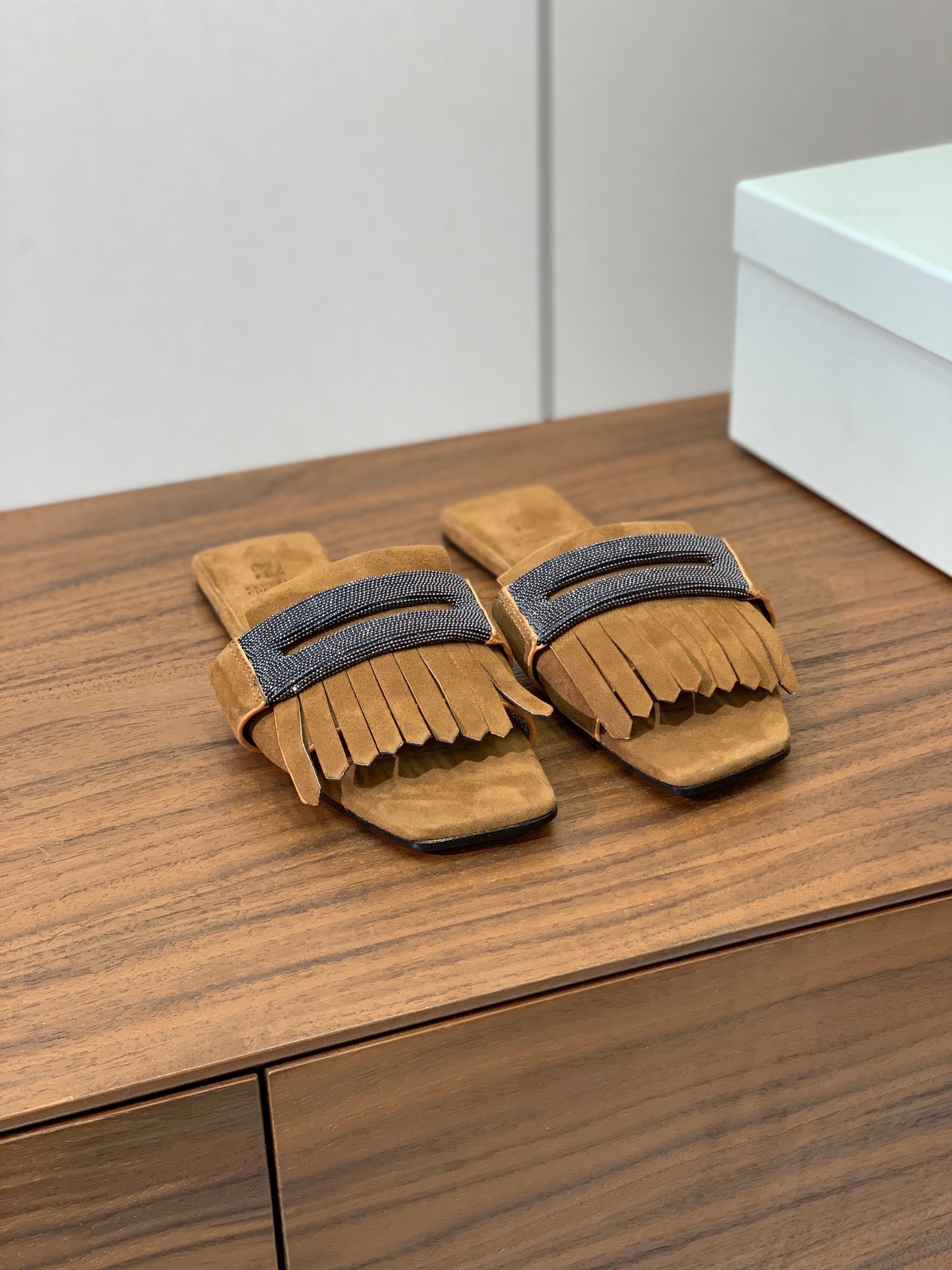 【BRUNELL* CUCINELL*】流苏平底拖鞋。材质：进口环保牛绒➕ 纯手工串联珠链配饰。真皮大底