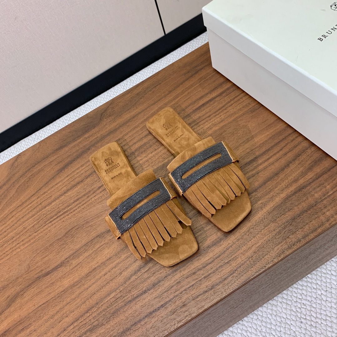 【BRUNELL* CUCINELL*】流苏平底拖鞋。材质：进口环保牛绒➕ 纯手工串联珠链配饰。真皮大底