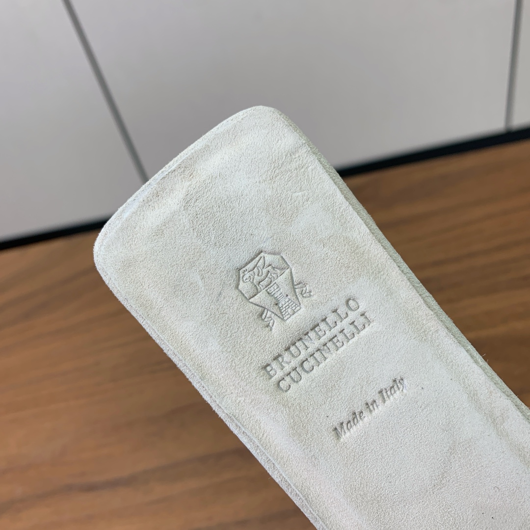 【BRUNELL* CUCINELL*】流苏平底拖鞋。材质：进口环保牛绒➕ 纯手工串联珠链配饰。真皮大底