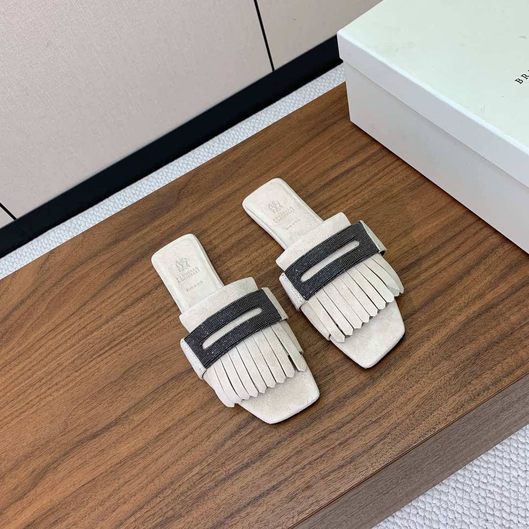 【BRUNELL* CUCINELL*】流苏平底拖鞋。材质：进口环保牛绒➕ 纯手工串联珠链配饰。真皮大底