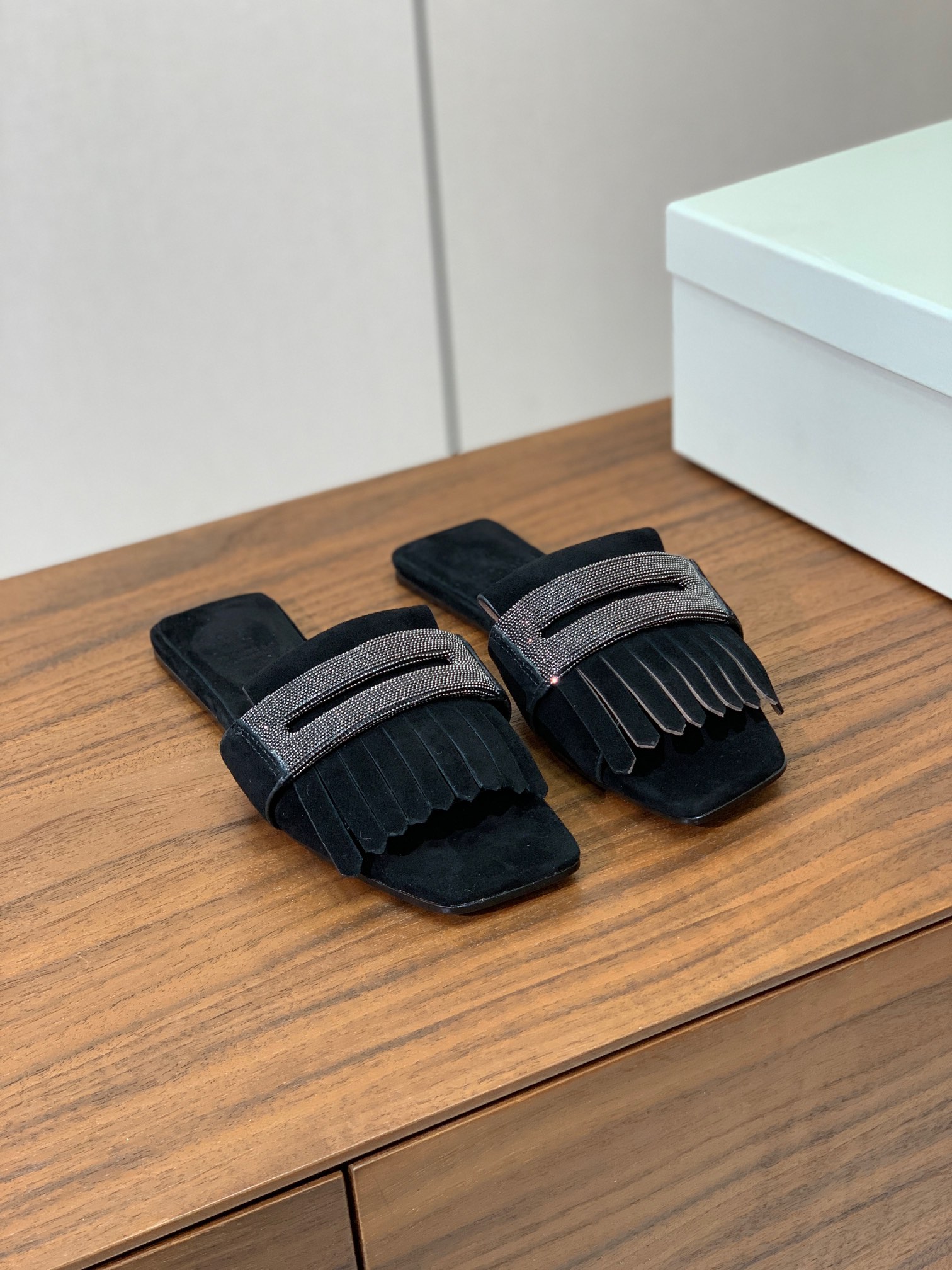【BRUNELL* CUCINELL*】流苏平底拖鞋。材质：进口环保牛绒➕ 纯手工串联珠链配饰。真皮大底