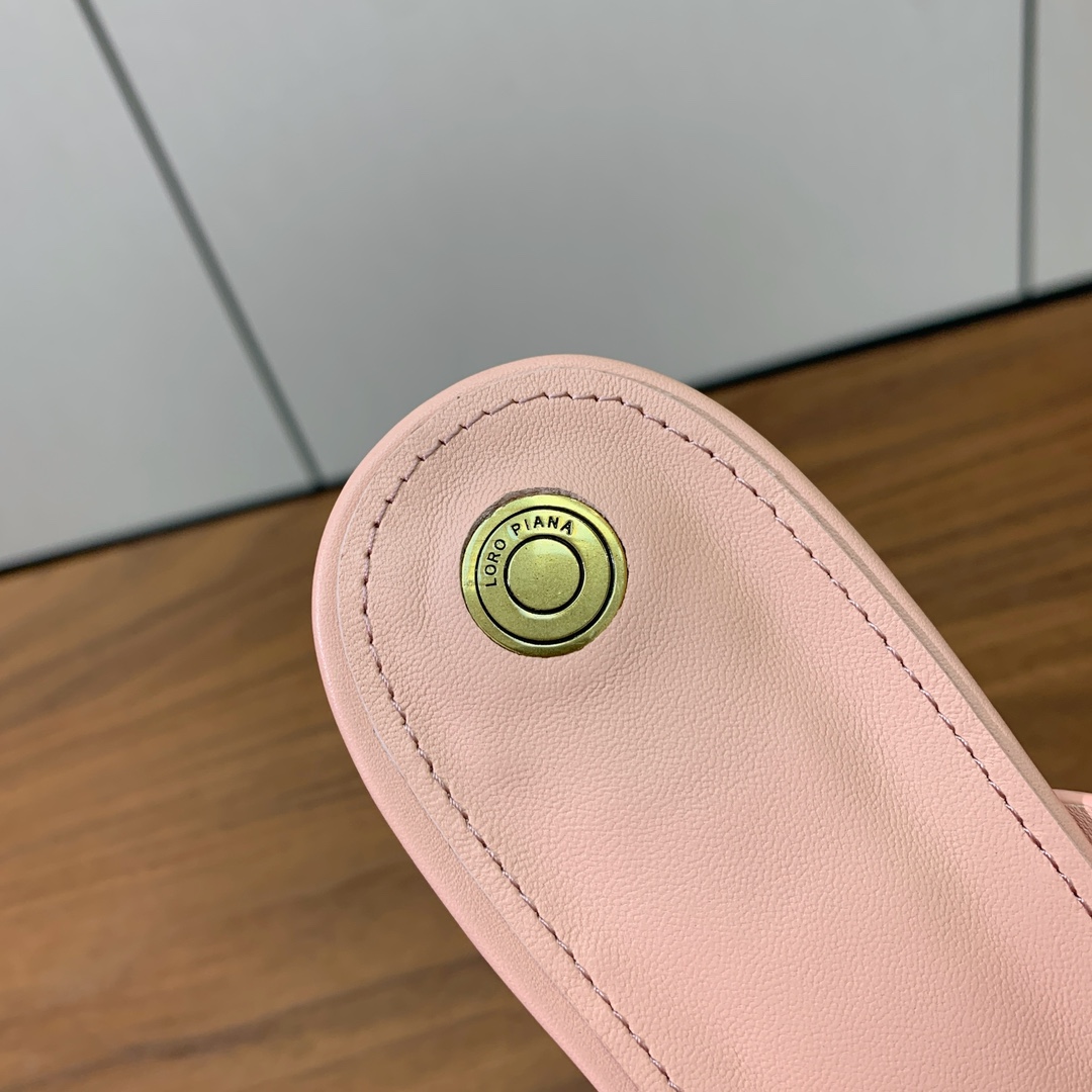 【Loro Piana】经典复古绝美平底拖鞋。简约即时髦、松弛的高级感。感受夏日感高级穿搭。面料采用原版