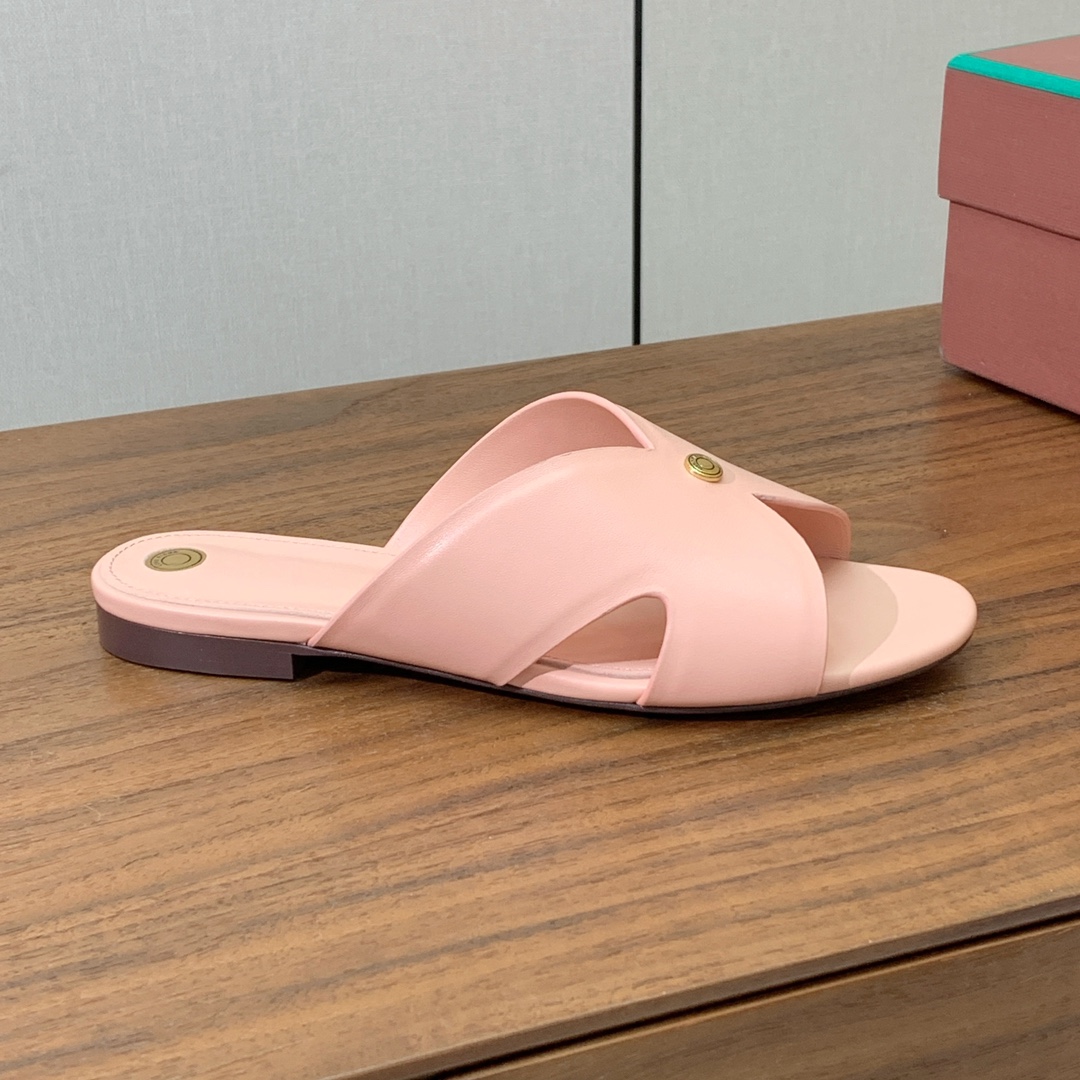 【Loro Piana】经典复古绝美平底拖鞋。简约即时髦、松弛的高级感。感受夏日感高级穿搭。面料采用原版