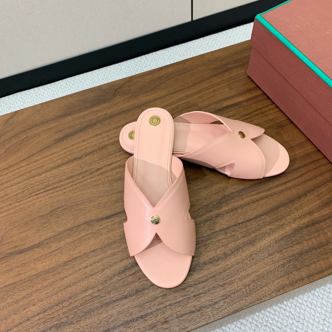 【Loro Piana】经典复古绝美平底拖鞋。简约即时髦、松弛的高级感。感受夏日感高级穿搭。面料采用原版