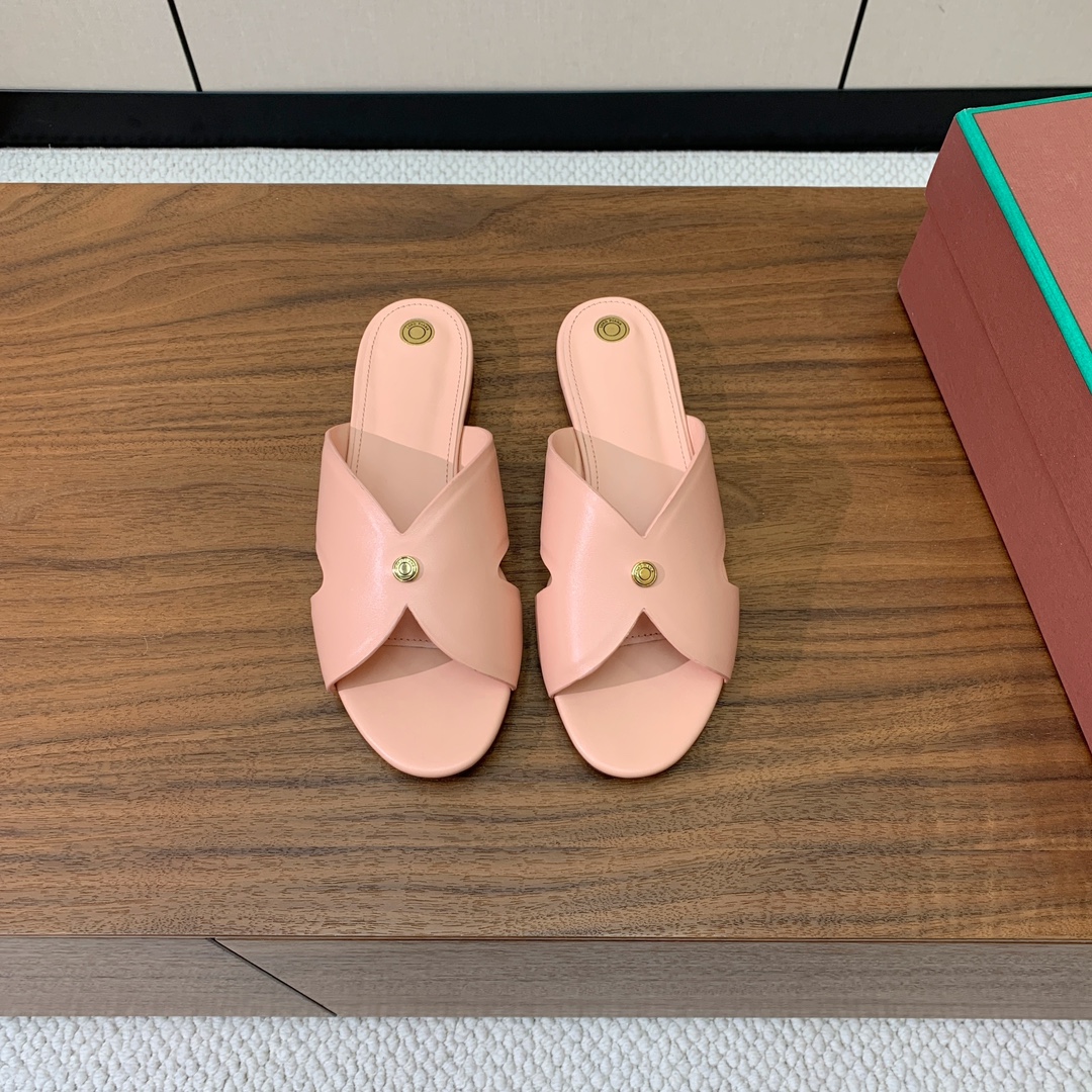 【Loro Piana】经典复古绝美平底拖鞋。简约即时髦、松弛的高级感。感受夏日感高级穿搭。面料采用原版