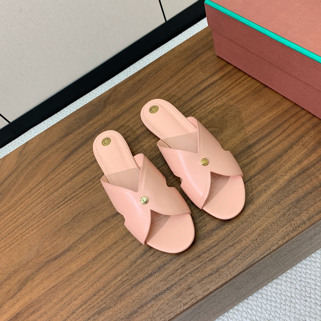 【Loro Piana】经典复古绝美平底拖鞋。简约即时髦、松弛的高级感。感受夏日感高级穿搭。面料采用原版