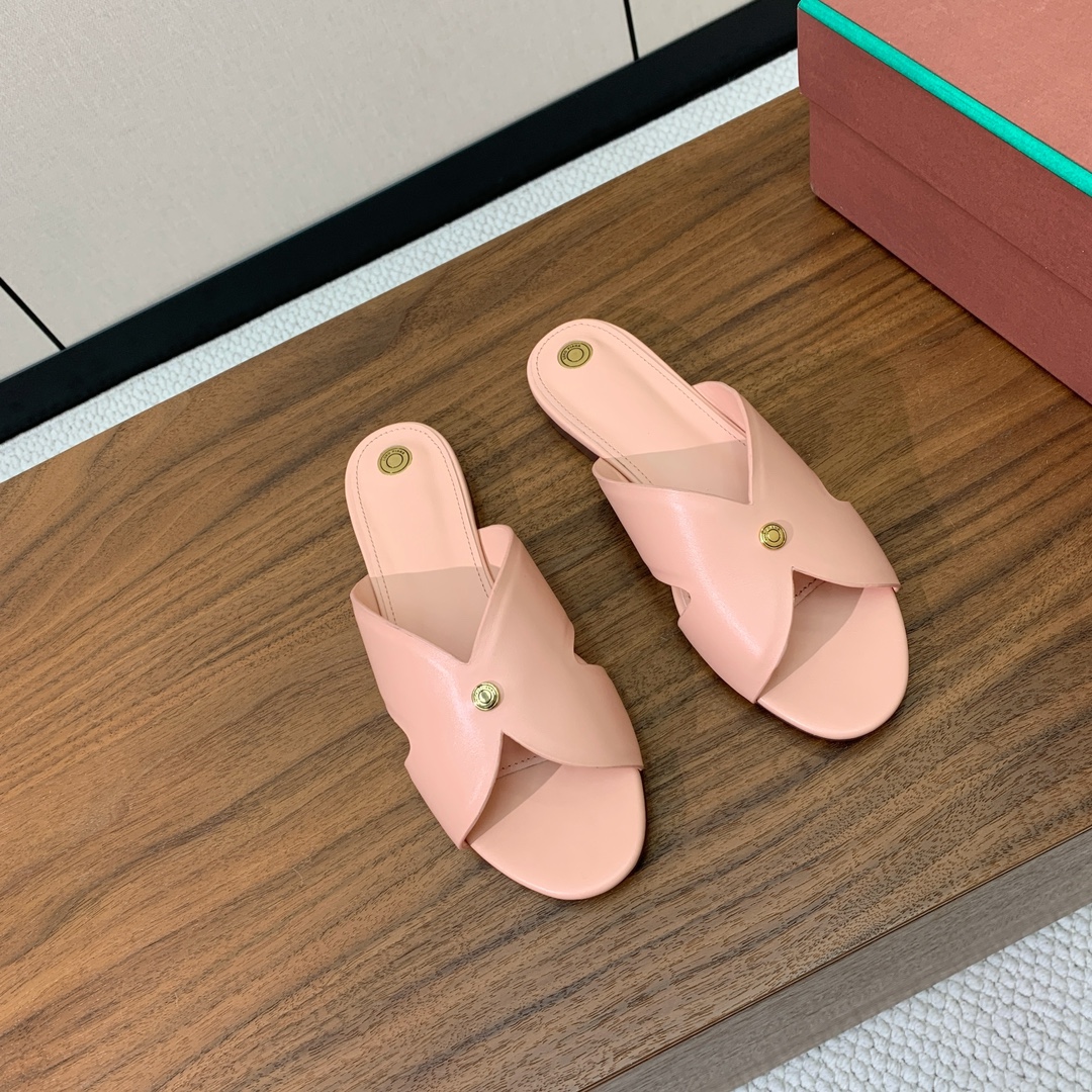 【Loro Piana】经典复古绝美平底拖鞋。简约即时髦、松弛的高级感。感受夏日感高级穿搭。面料采用原版