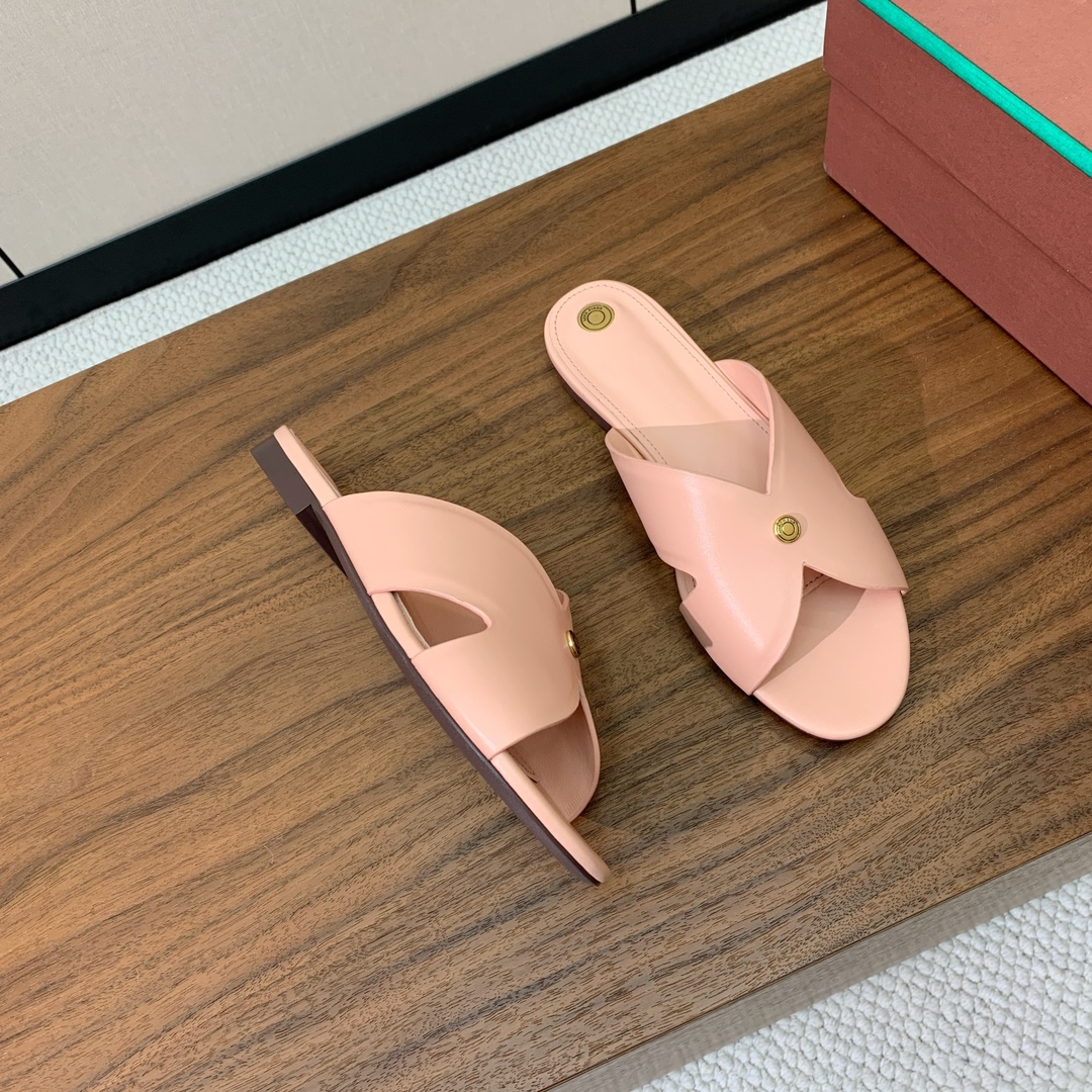 【Loro Piana】经典复古绝美平底拖鞋。简约即时髦、松弛的高级感。感受夏日感高级穿搭。面料采用原版