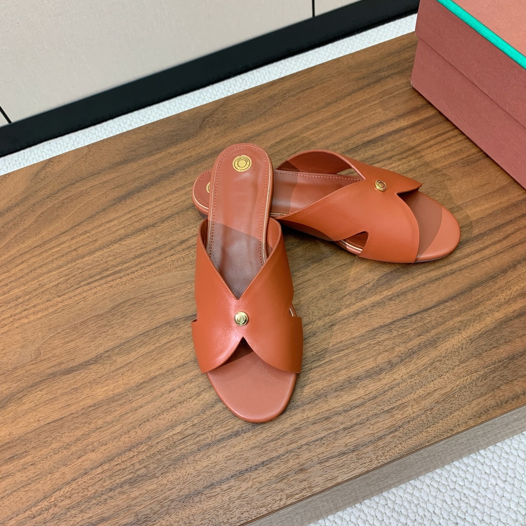 【Loro Piana】经典复古绝美平底拖鞋。简约即时髦、松弛的高级感。感受夏日感高级穿搭。面料采用原版