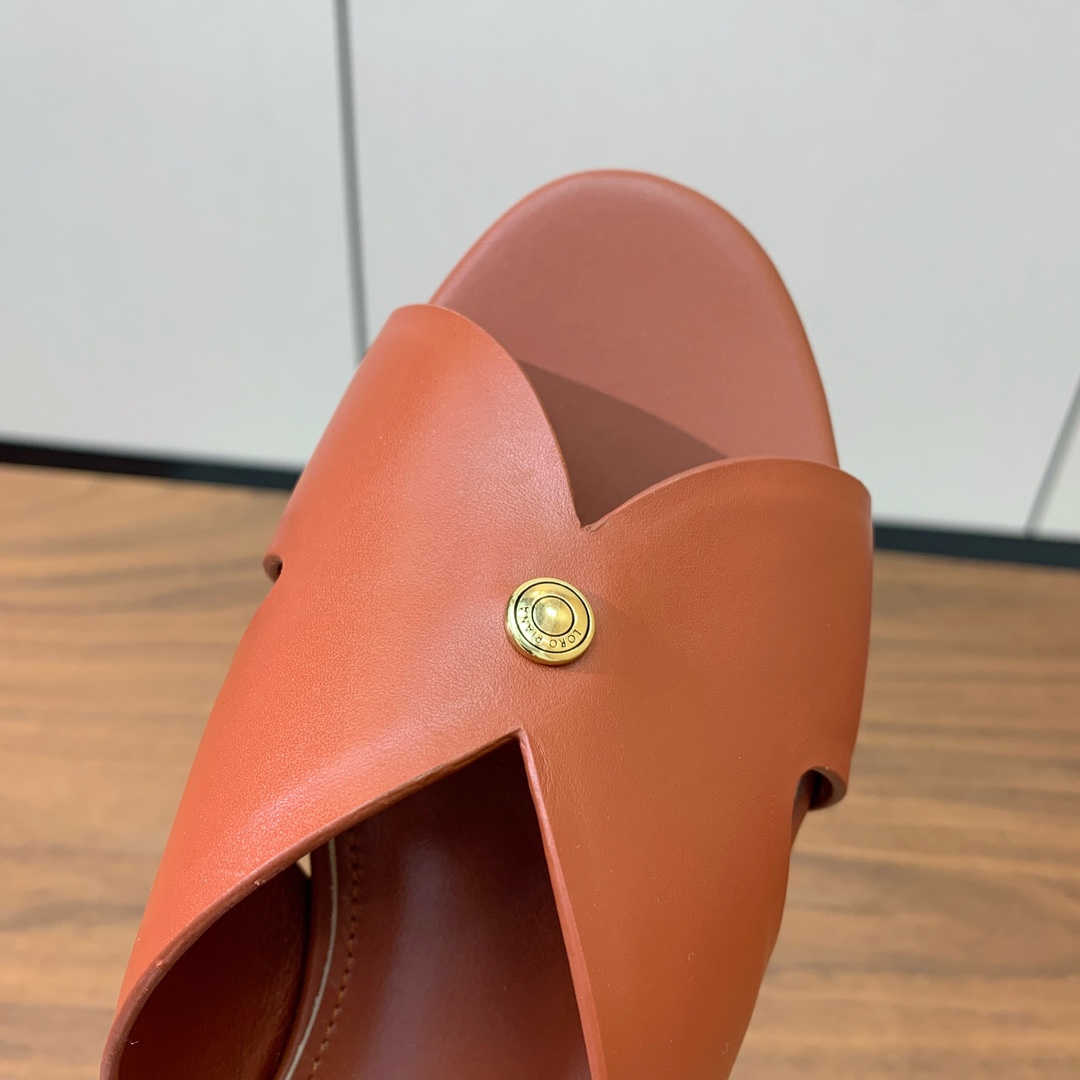 【Loro Piana】经典复古绝美平底拖鞋。简约即时髦、松弛的高级感。感受夏日感高级穿搭。面料采用原版