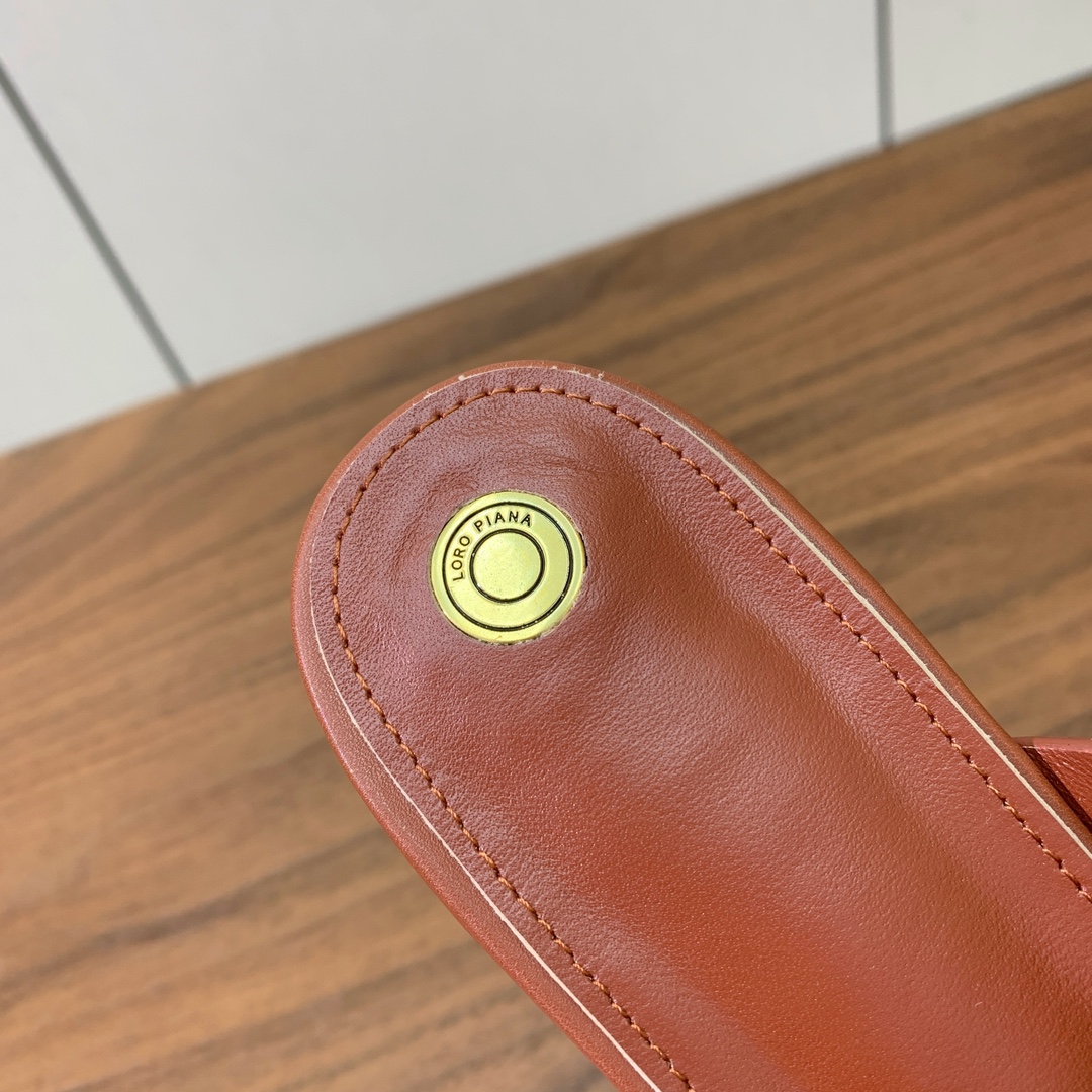 【Loro Piana】经典复古绝美平底拖鞋。简约即时髦、松弛的高级感。感受夏日感高级穿搭。面料采用原版