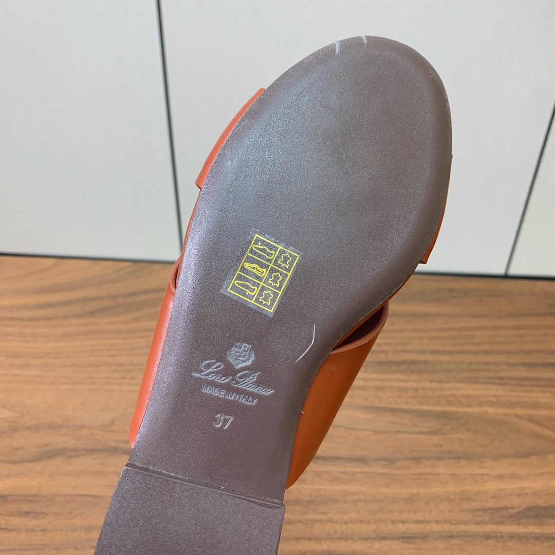 【Loro Piana】经典复古绝美平底拖鞋。简约即时髦、松弛的高级感。感受夏日感高级穿搭。面料采用原版