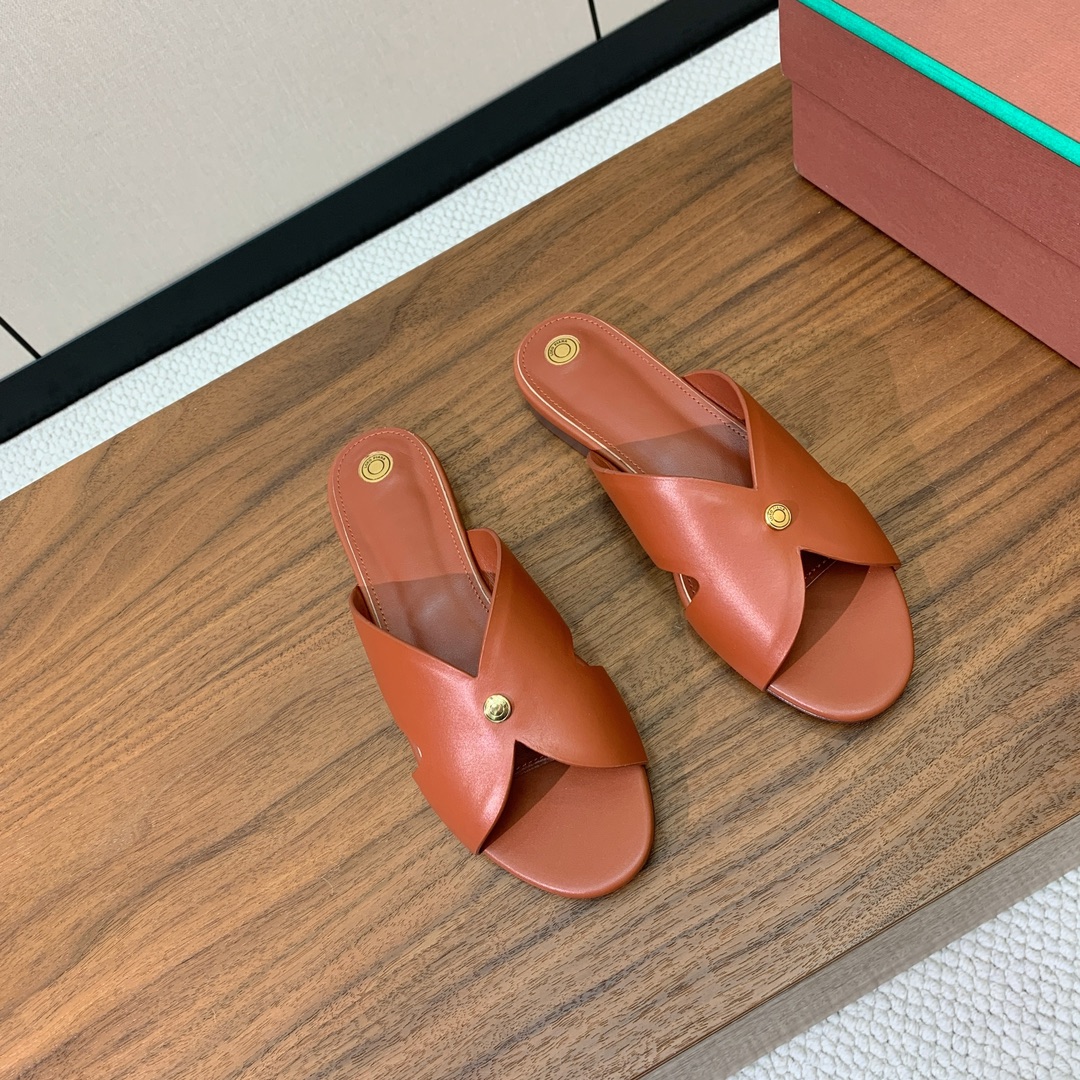 【Loro Piana】经典复古绝美平底拖鞋。简约即时髦、松弛的高级感。感受夏日感高级穿搭。面料采用原版