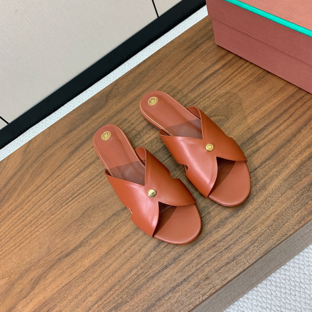 【Loro Piana】经典复古绝美平底拖鞋。简约即时髦、松弛的高级感。感受夏日感高级穿搭。面料采用原版