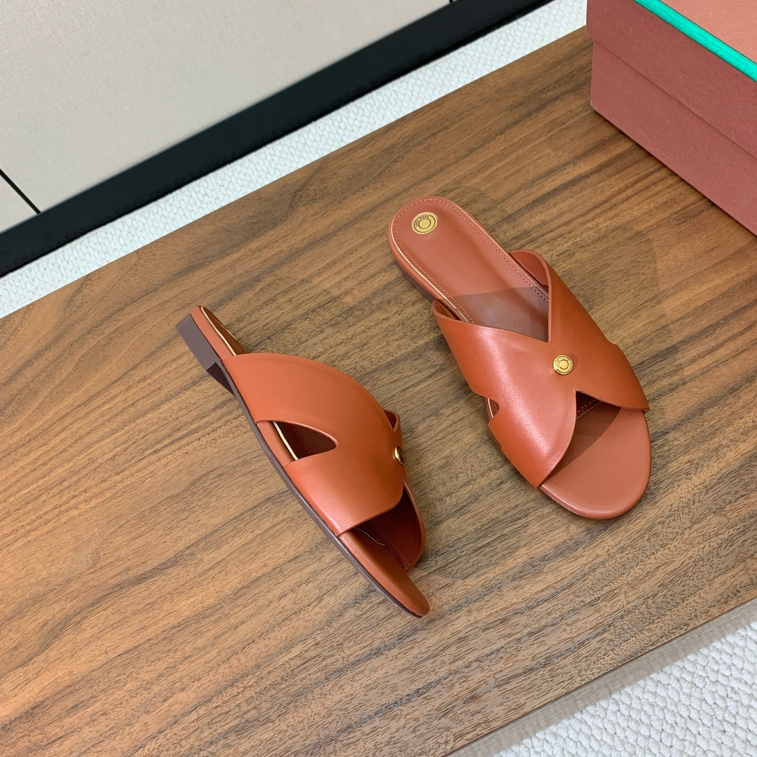 【Loro Piana】经典复古绝美平底拖鞋。简约即时髦、松弛的高级感。感受夏日感高级穿搭。面料采用原版