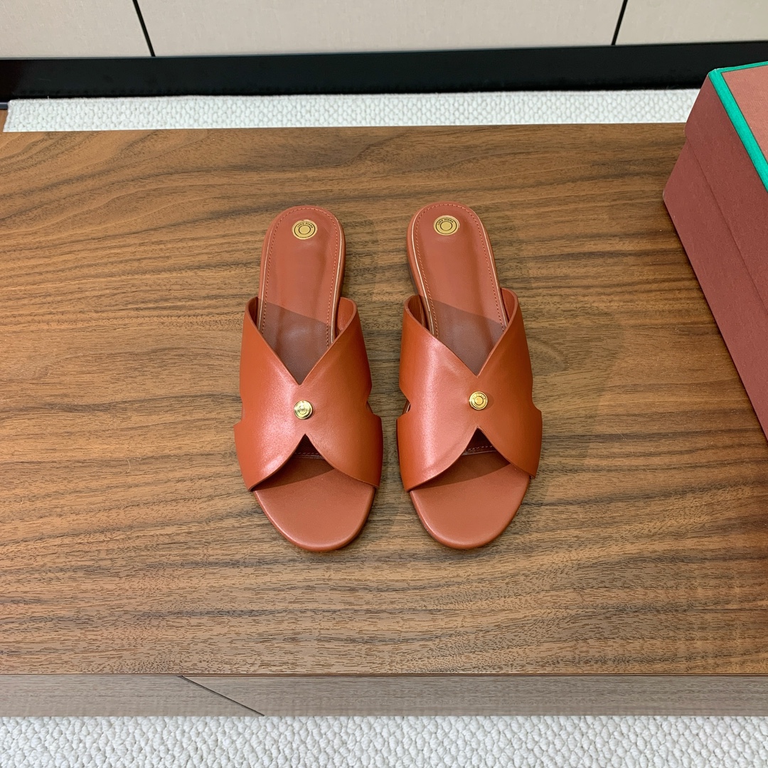 【Loro Piana】经典复古绝美平底拖鞋。简约即时髦、松弛的高级感。感受夏日感高级穿搭。面料采用原版