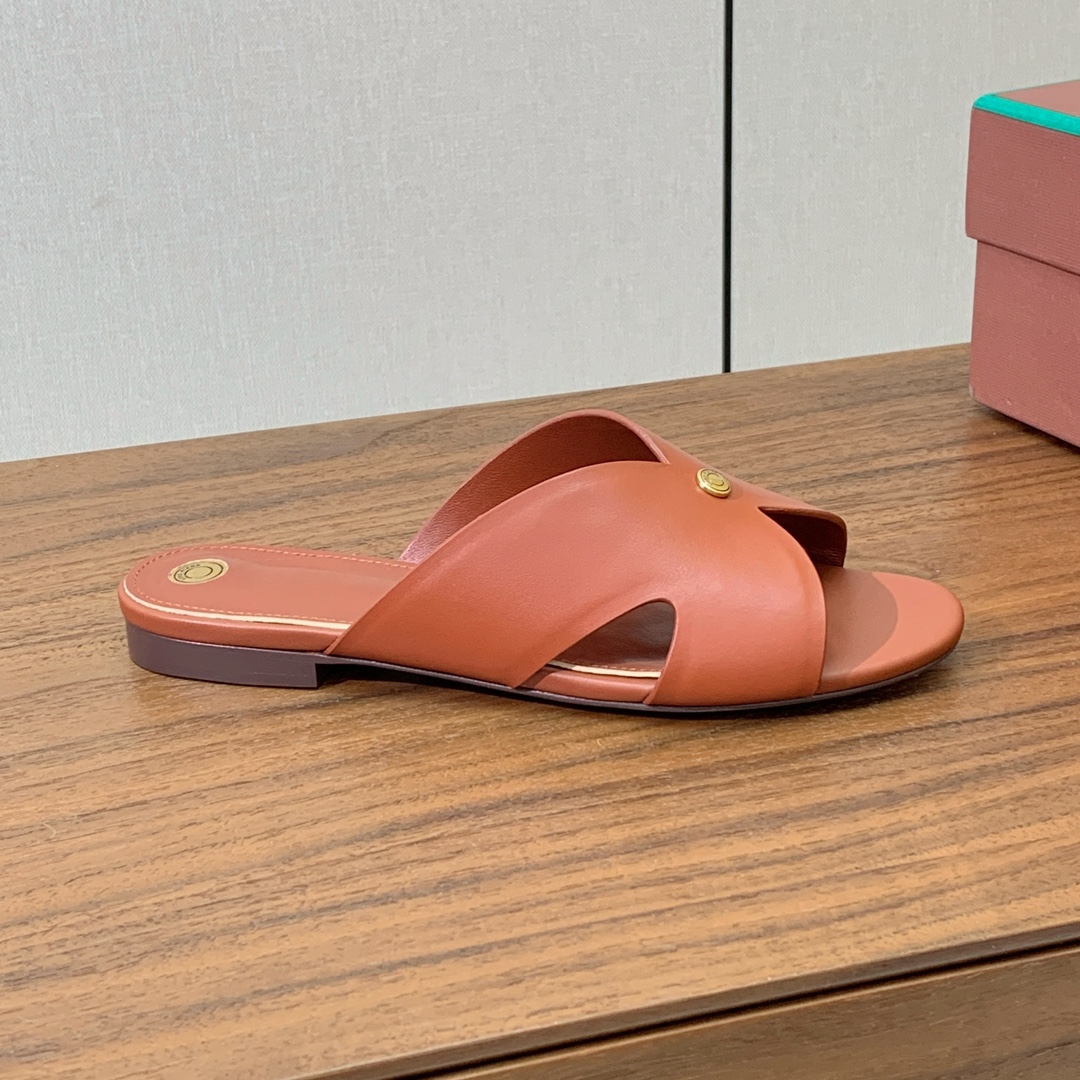 【Loro Piana】经典复古绝美平底拖鞋。简约即时髦、松弛的高级感。感受夏日感高级穿搭。面料采用原版