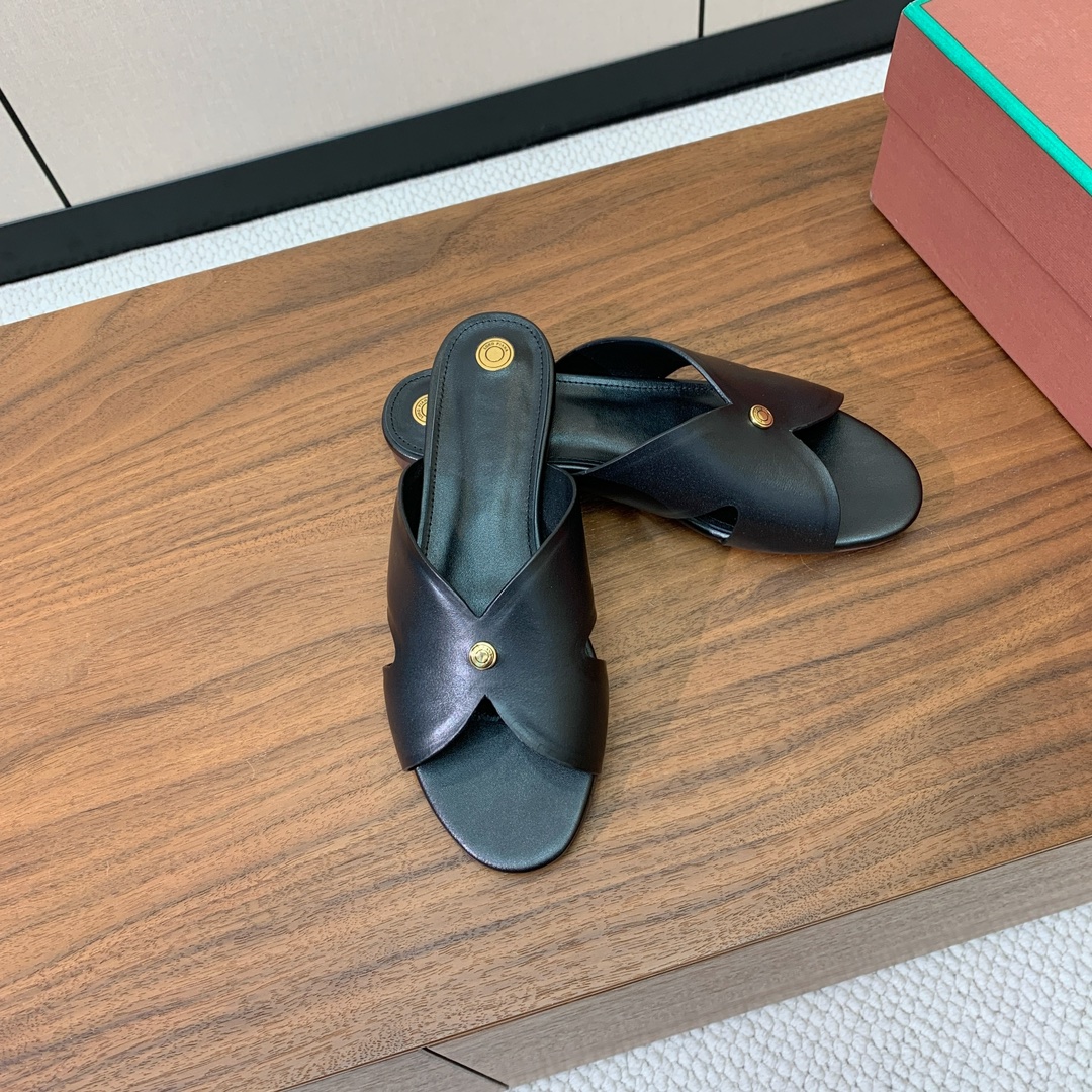 【Loro Piana】经典复古绝美平底拖鞋。简约即时髦、松弛的高级感。感受夏日感高级穿搭。面料采用原版