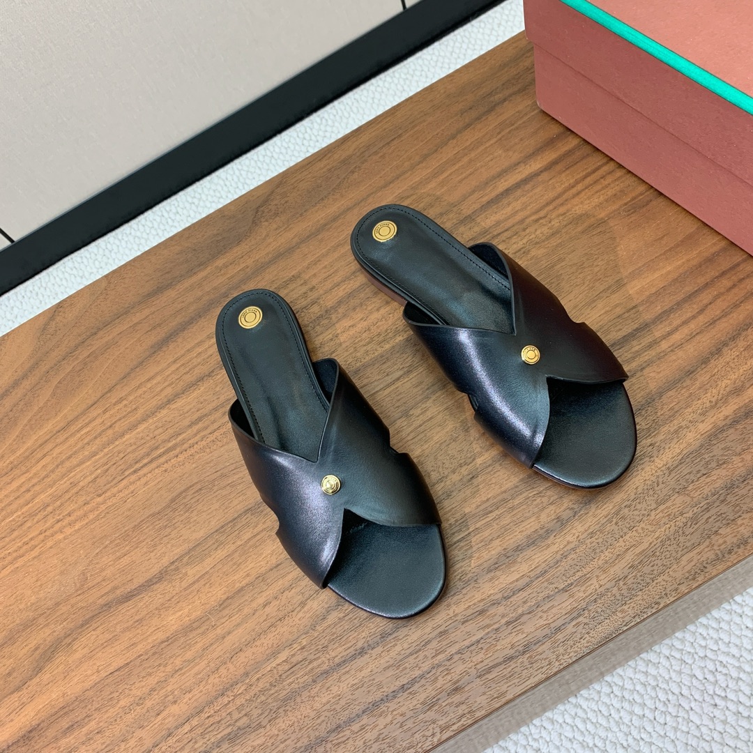 【Loro Piana】经典复古绝美平底拖鞋。简约即时髦、松弛的高级感。感受夏日感高级穿搭。面料采用原版
