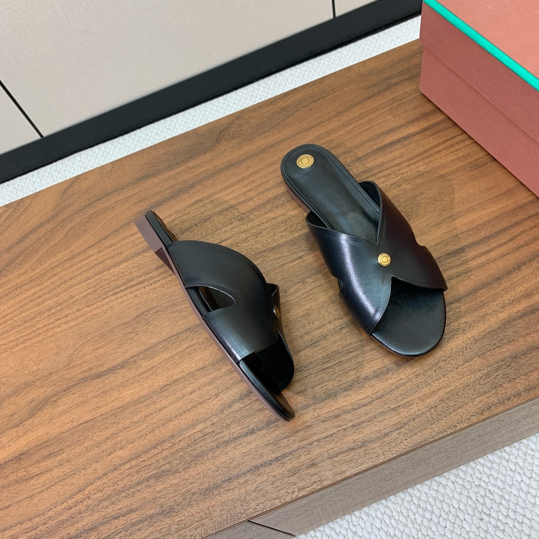 【Loro Piana】经典复古绝美平底拖鞋。简约即时髦、松弛的高级感。感受夏日感高级穿搭。面料采用原版