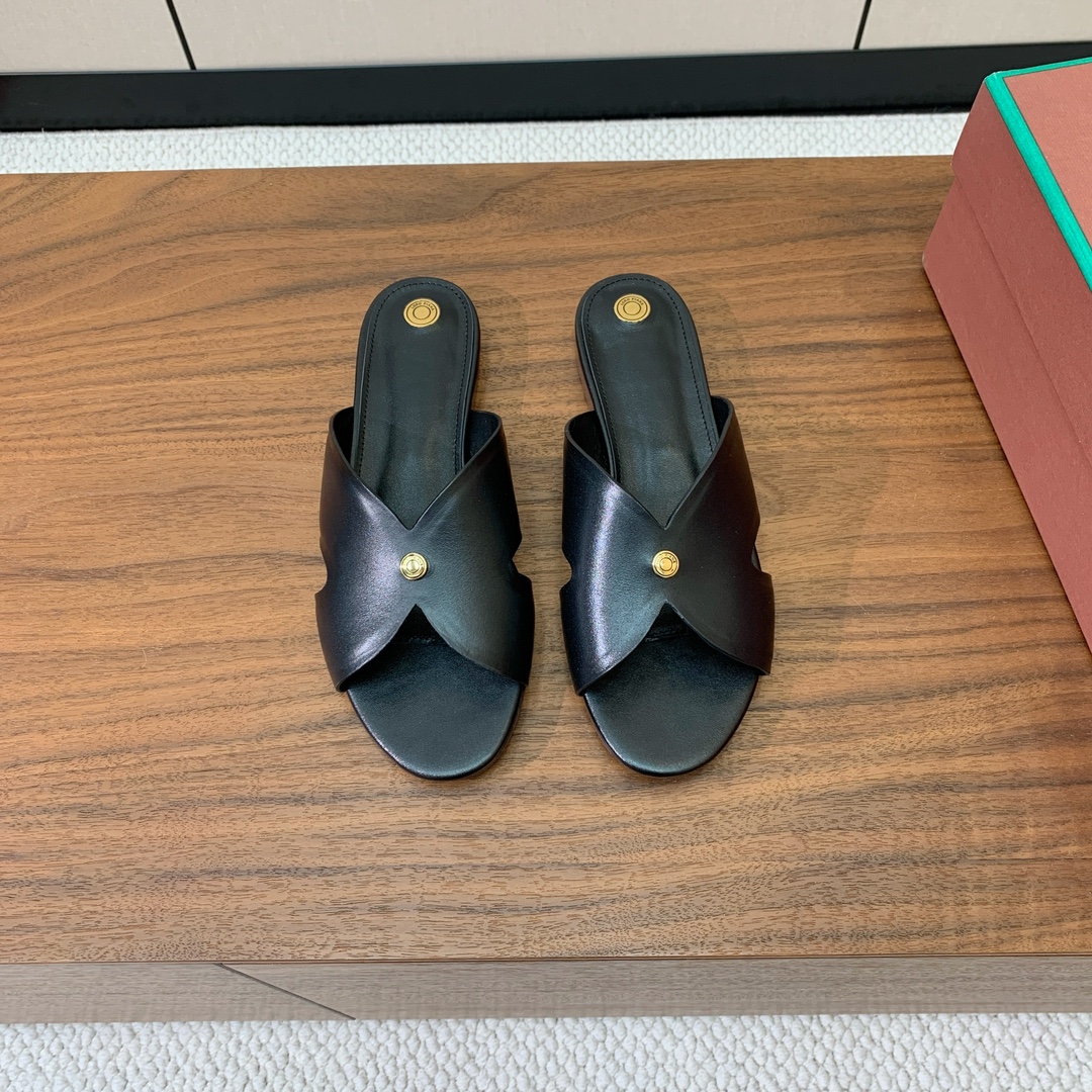 【Loro Piana】经典复古绝美平底拖鞋。简约即时髦、松弛的高级感。感受夏日感高级穿搭。面料采用原版