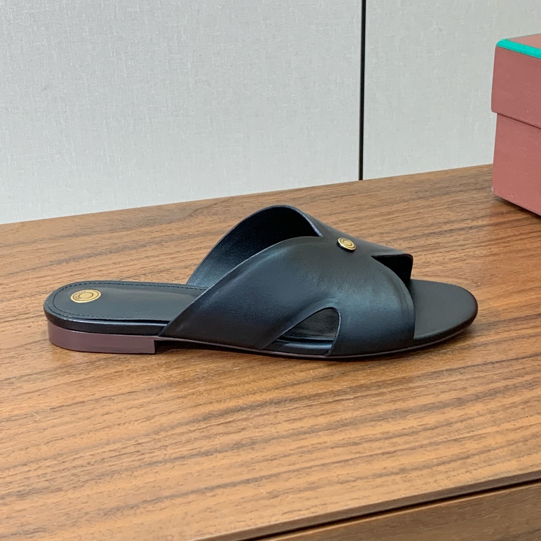 【Loro Piana】经典复古绝美平底拖鞋。简约即时髦、松弛的高级感。感受夏日感高级穿搭。面料采用原版