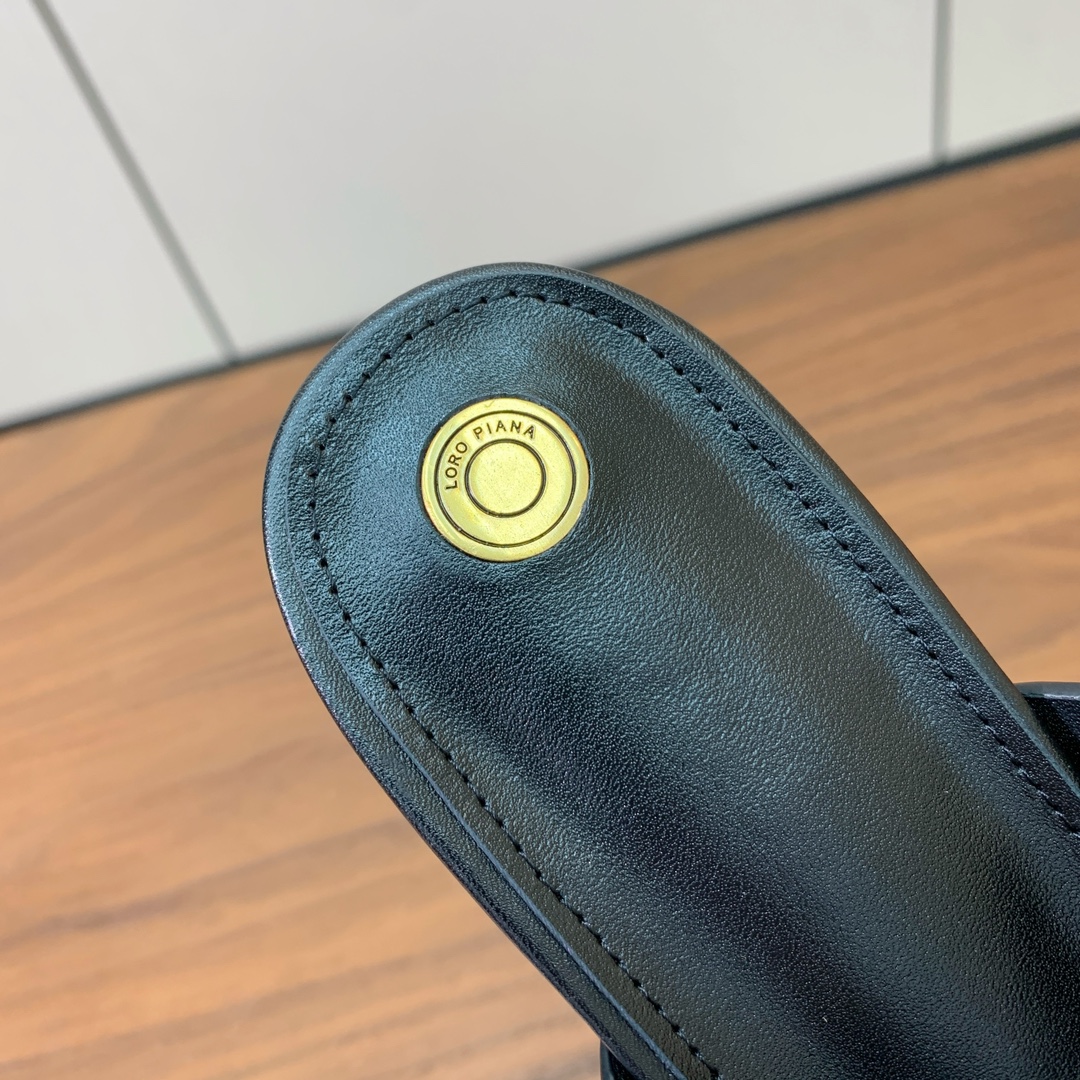 【Loro Piana】经典复古绝美平底拖鞋。简约即时髦、松弛的高级感。感受夏日感高级穿搭。面料采用原版