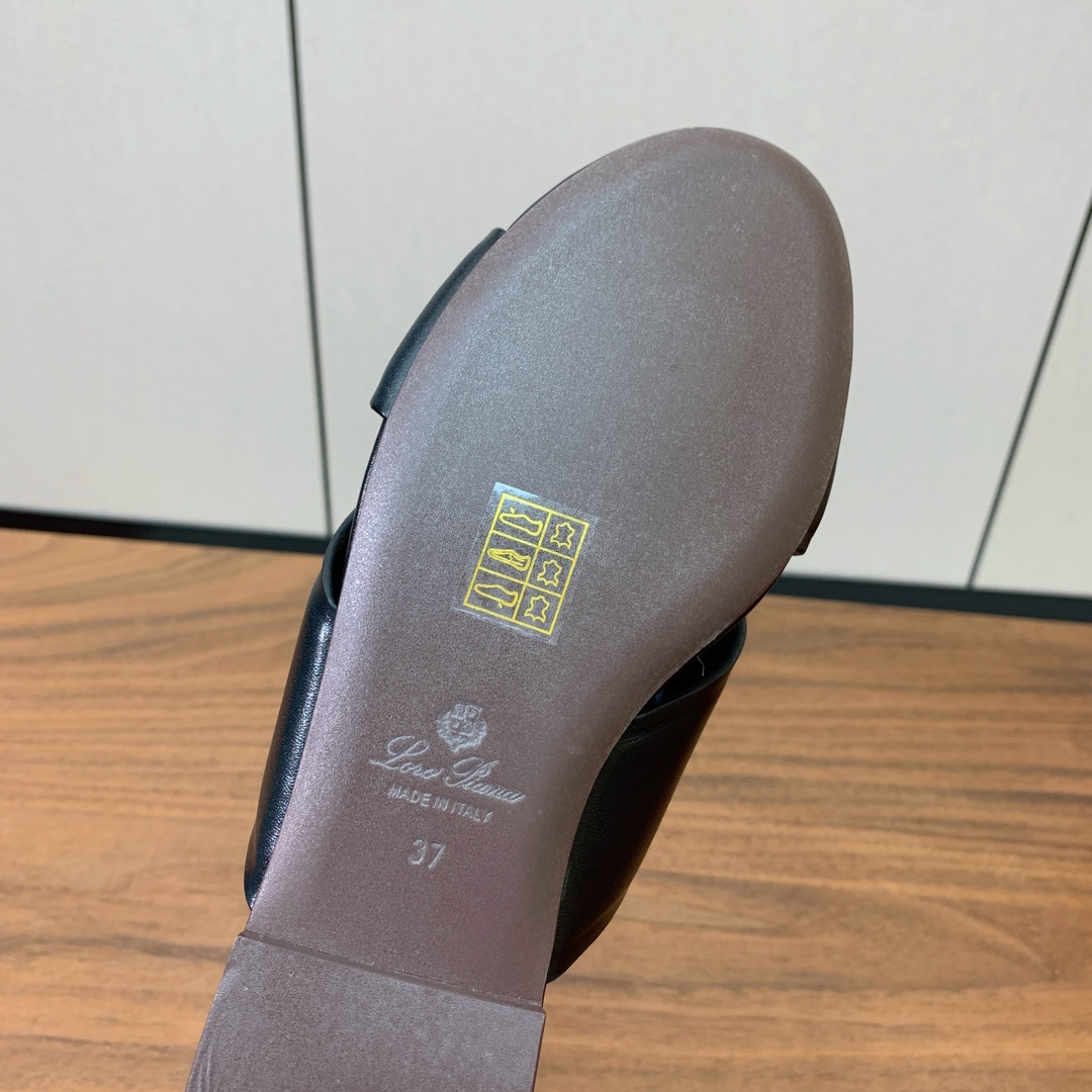 【Loro Piana】经典复古绝美平底拖鞋。简约即时髦、松弛的高级感。感受夏日感高级穿搭。面料采用原版