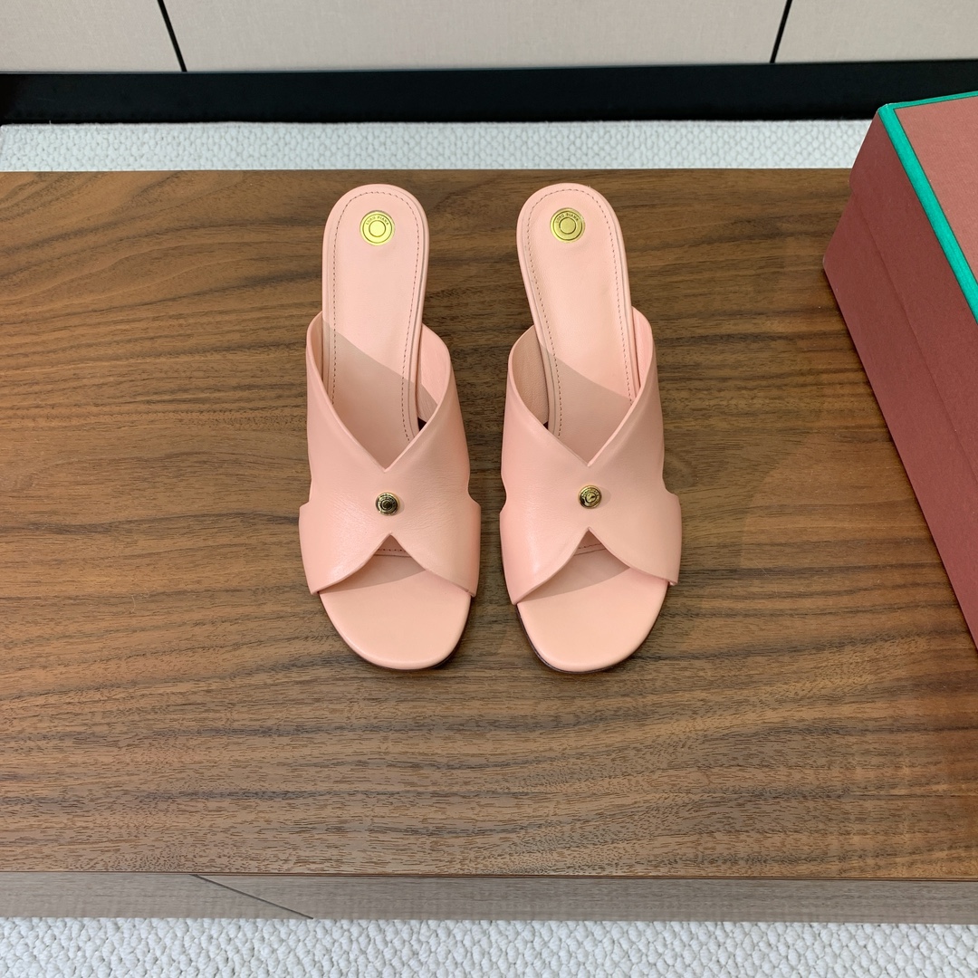 【Loro Piana】经典复古绝美坡跟拖鞋。简约即时髦、松弛的高级感。感受夏日感高级穿搭。面料采用原版
