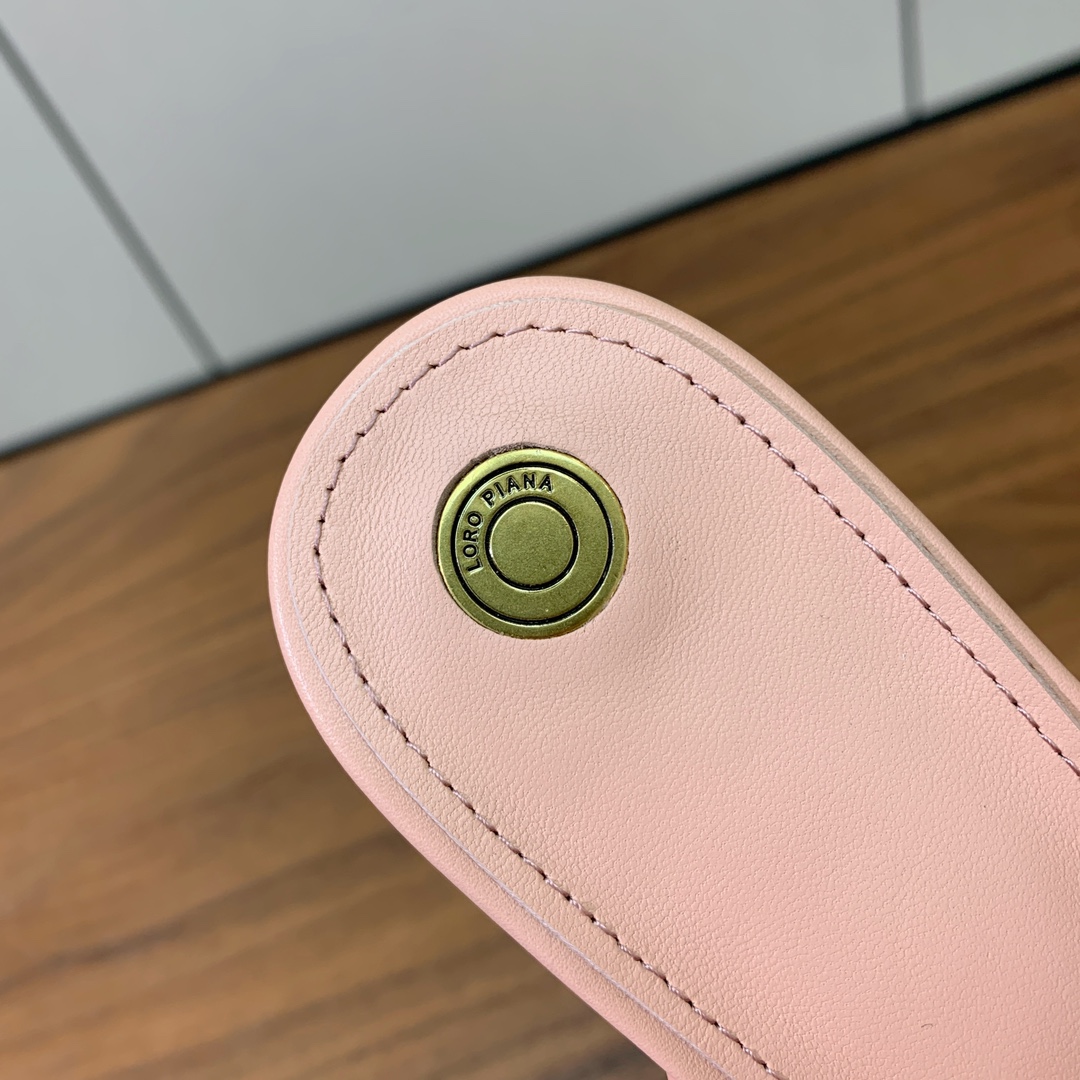 【Loro Piana】经典复古绝美坡跟拖鞋。简约即时髦、松弛的高级感。感受夏日感高级穿搭。面料采用原版