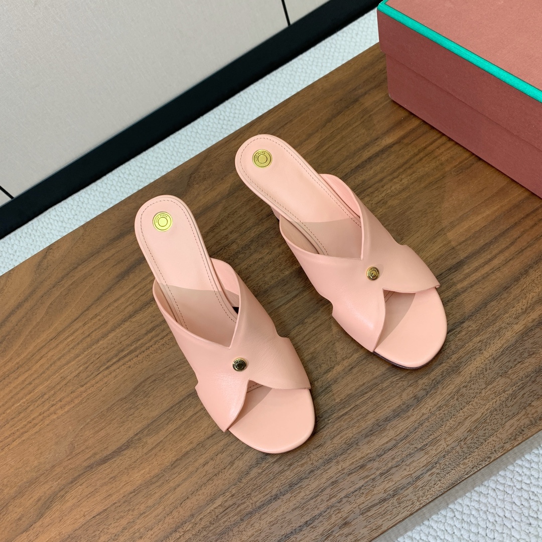 【Loro Piana】经典复古绝美坡跟拖鞋。简约即时髦、松弛的高级感。感受夏日感高级穿搭。面料采用原版