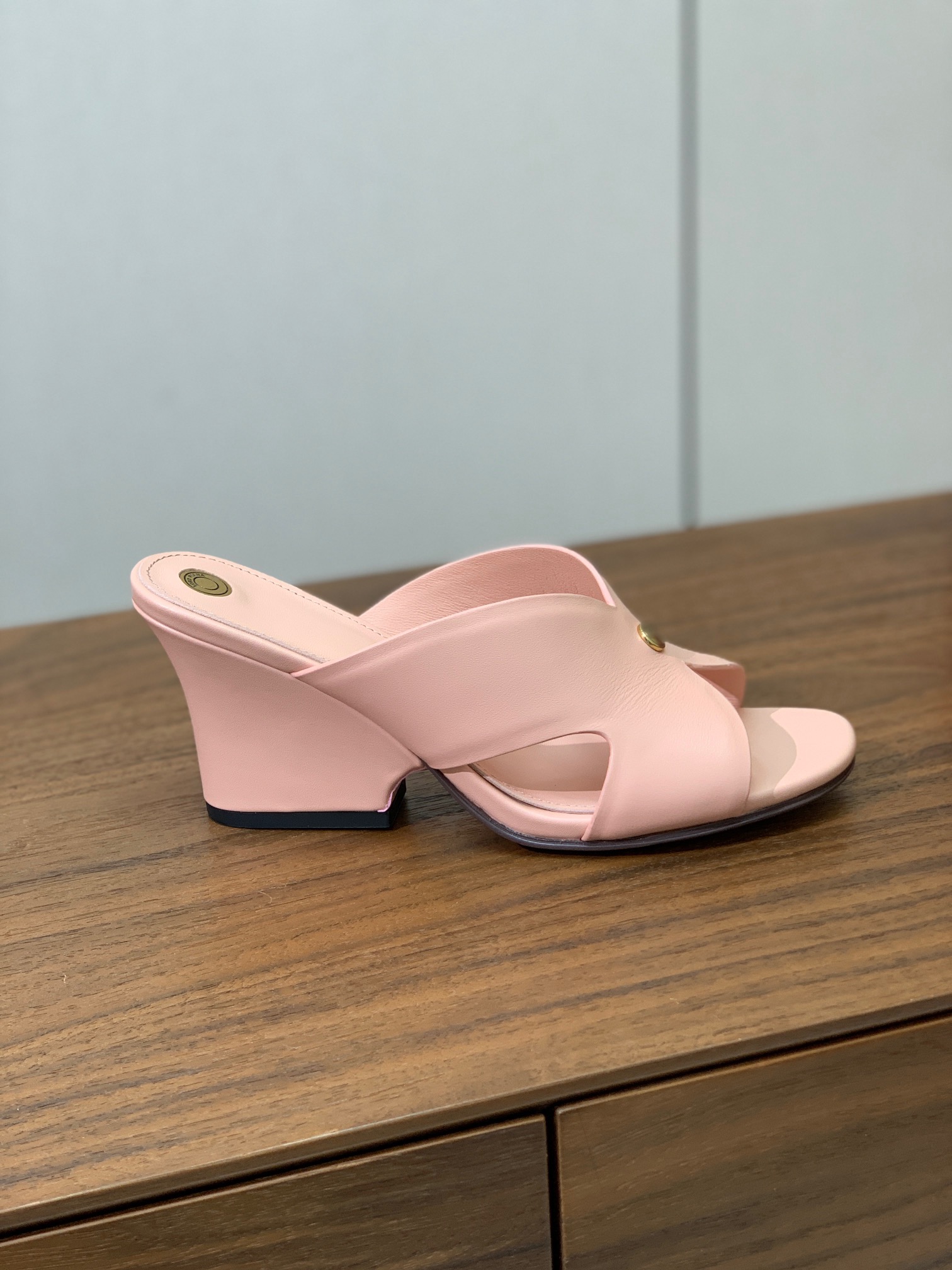【Loro Piana】经典复古绝美坡跟拖鞋。简约即时髦、松弛的高级感。感受夏日感高级穿搭。面料采用原版