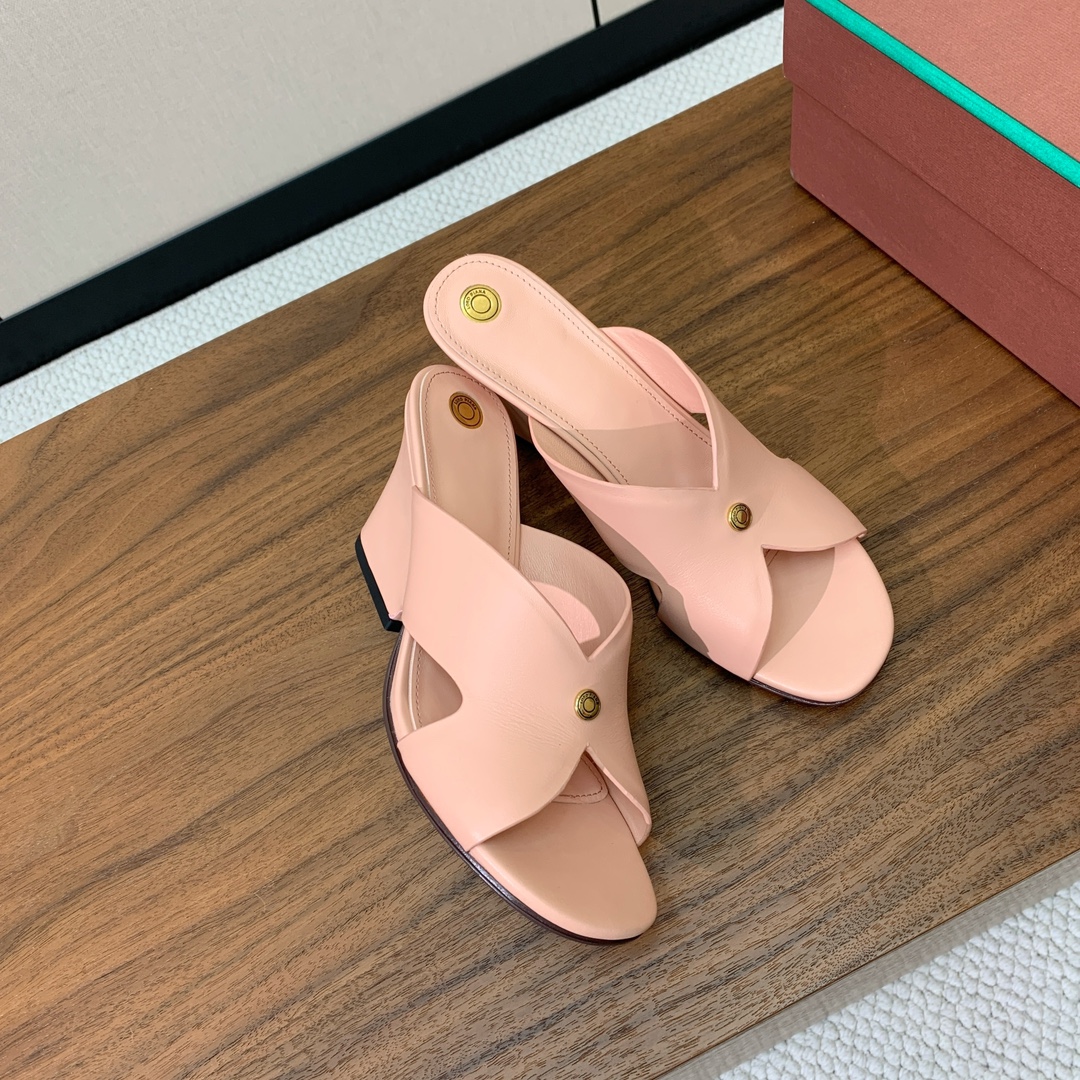 【Loro Piana】经典复古绝美坡跟拖鞋。简约即时髦、松弛的高级感。感受夏日感高级穿搭。面料采用原版
