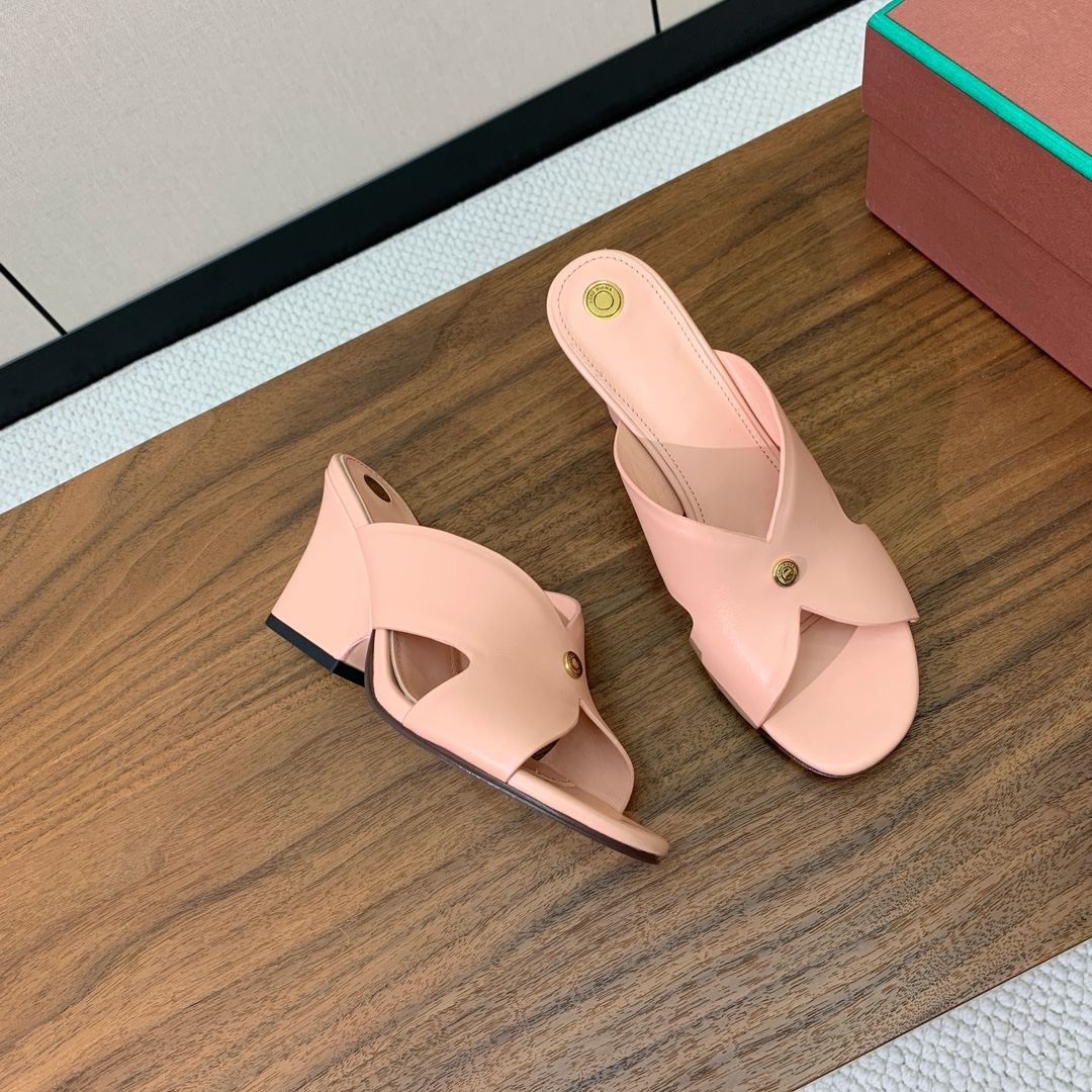 【Loro Piana】经典复古绝美坡跟拖鞋。简约即时髦、松弛的高级感。感受夏日感高级穿搭。面料采用原版