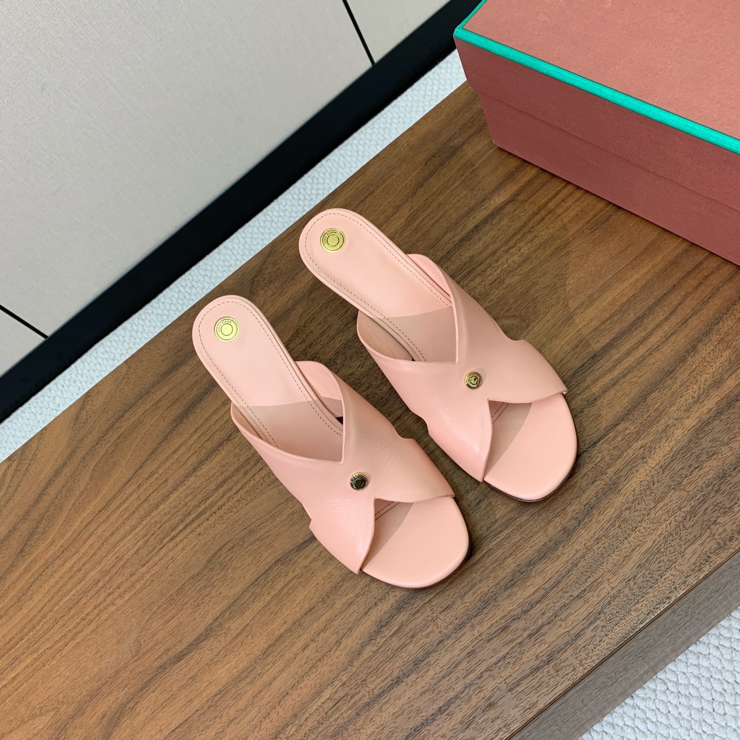 【Loro Piana】经典复古绝美坡跟拖鞋。简约即时髦、松弛的高级感。感受夏日感高级穿搭。面料采用原版