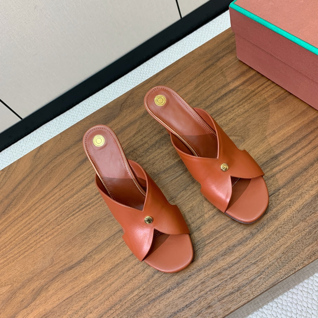 【Loro Piana】经典复古绝美坡跟拖鞋。简约即时髦、松弛的高级感。感受夏日感高级穿搭。面料采用原版