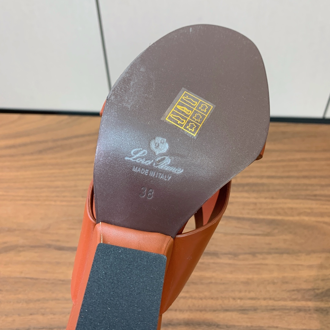 【Loro Piana】经典复古绝美坡跟拖鞋。简约即时髦、松弛的高级感。感受夏日感高级穿搭。面料采用原版