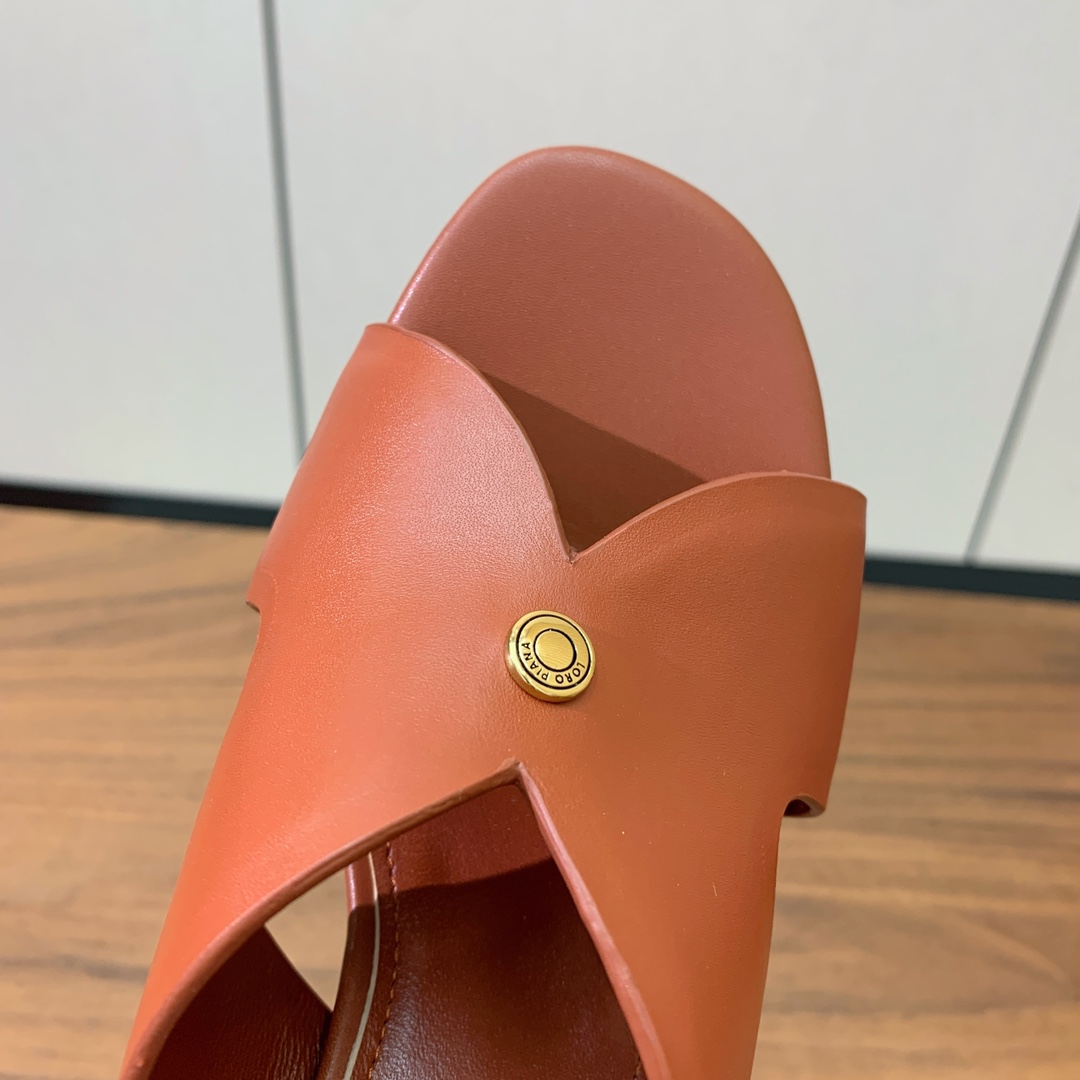 【Loro Piana】经典复古绝美坡跟拖鞋。简约即时髦、松弛的高级感。感受夏日感高级穿搭。面料采用原版